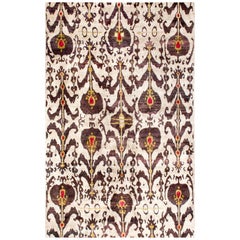 Tapis moderniste noué à la main en soie naturelle Ikat gris argenté et prune avec rouge et or 