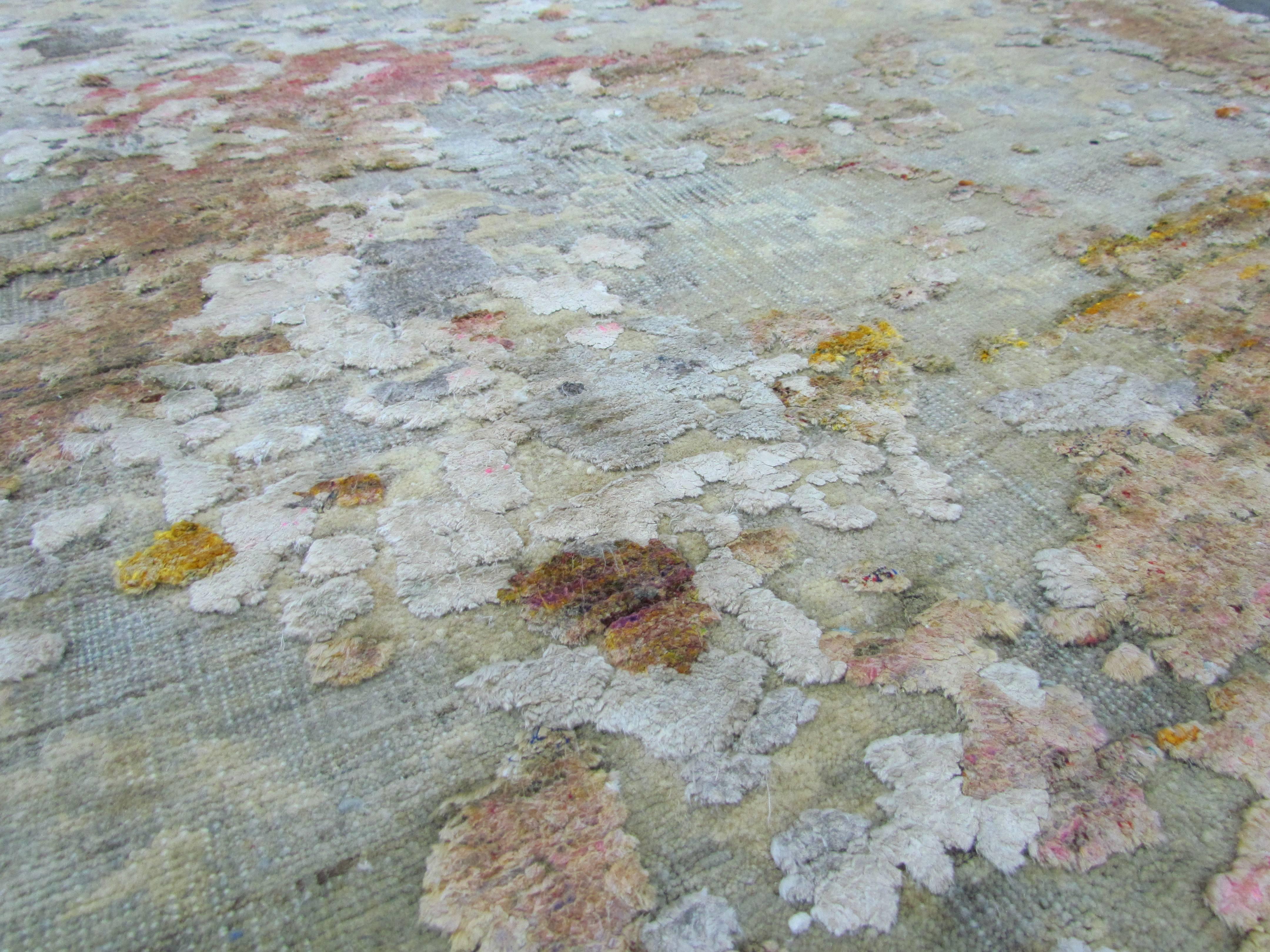 Moderner handgeknüpfter abstrakter Teppich aus Wolle und Seide in Gold, Beige, Pfirsich, Grau (Indisch) im Angebot