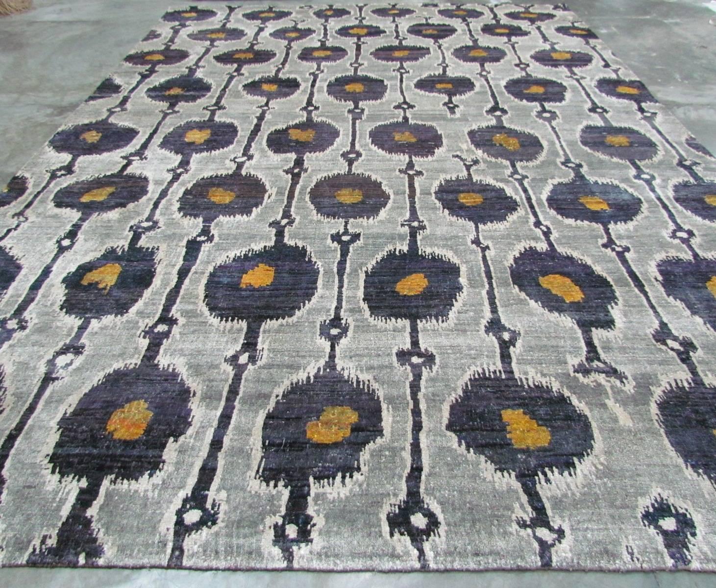 Die Meisterweber der Rumi-Kollektion spinnen und knüpfen die feinsten Reste nachhaltiger Sari-Seide kunstvoll neu und schaffen so die bahnbrechende Rumi-Seidenkollektion. Diese bemerkenswerten Muster in frischen Farben geben eine neue Ästhetik für
