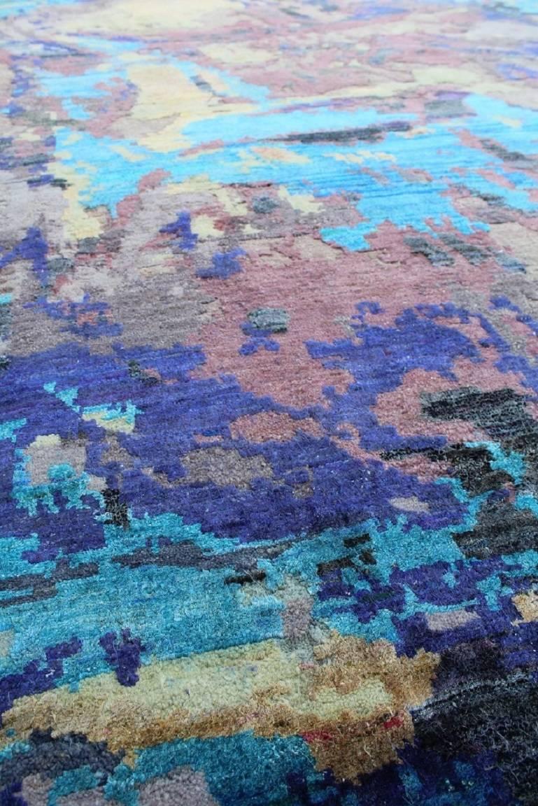La colección Odyssey Una innovadora colección de alfombras tridimensionales y multitextura, inspirada en las imágenes de la NASA. La lana desgastada y la seda natural se anudan a mano para crear tres niveles de refinamiento visual y táctil. La