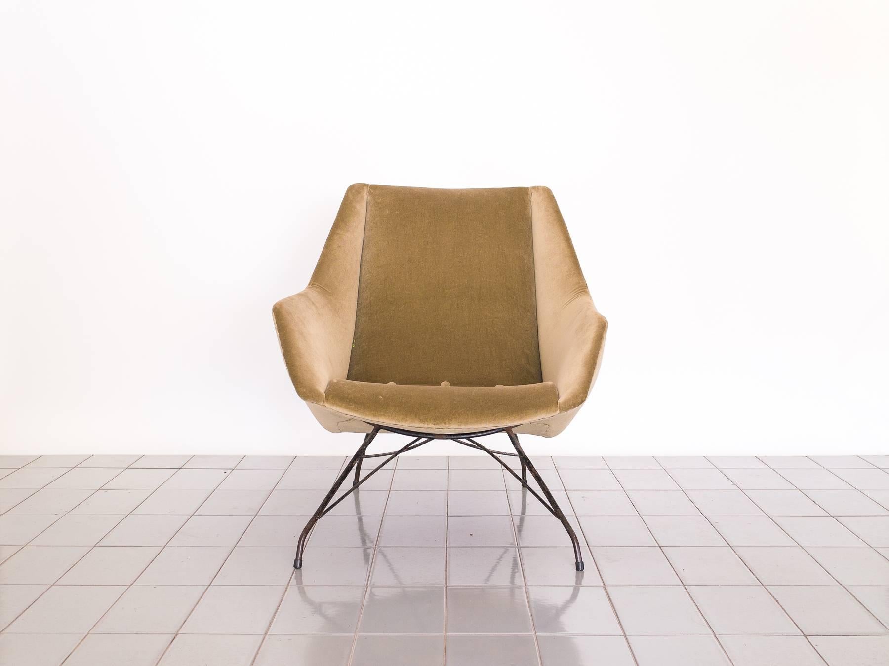 Super rare low seat lounger by Eisler & Hauner, produced in Iron, with velvet upholstery. This version has springed seats and the back legs are extra low and long. Produced by Móveis Artesanal in the mid-1950s.
