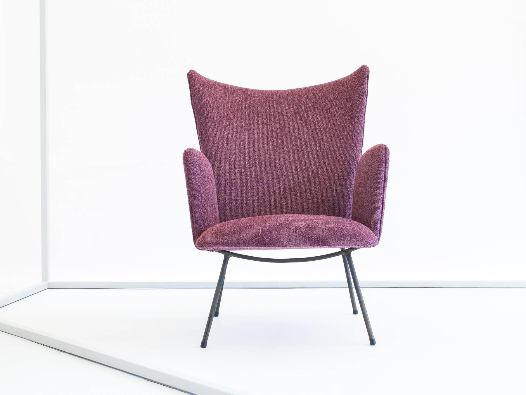 This super rare chair was probably produced in the early 1950s, even before Forma S/A was born. Móveis Artesanal was Hauner's first company, one he started after buying Paubra S/A from Lina Bo Bardi, Pietro Maria Bardi, and Giancarlo Palanti. Full