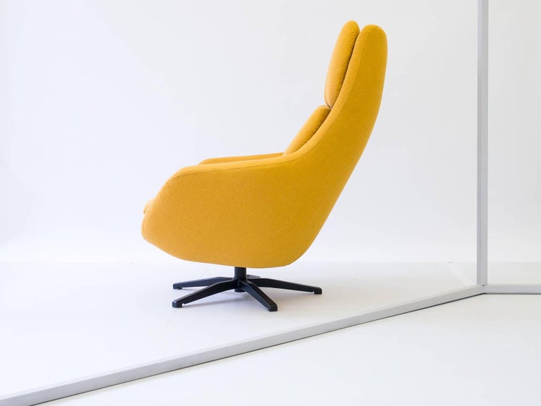 Designed by Robin Day and produced by Hille UK, this model arrived in Brazil via Jorge Zalszupin's 'L'Atelier' company. New yellow fabric is cotton bouclé, perfect conditions.