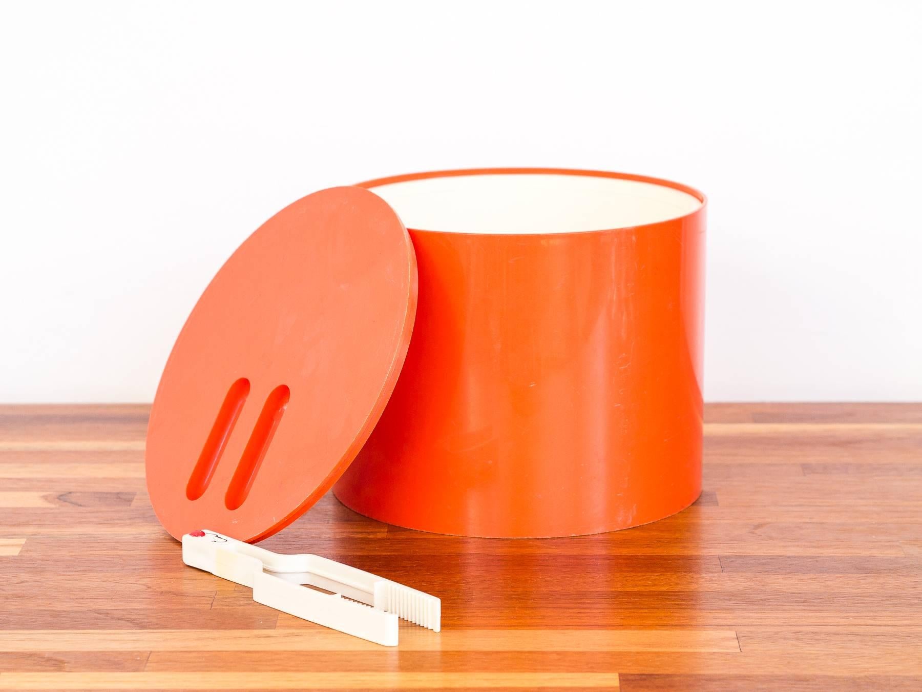 This Classic, 1970s design by Zalszupin, Mellone and Pedreira has been polished and is in great conditions. The inner bucket drains water and creates an air cushion with the exterior, so that the ice cubes melt slower and are always ready to serve.