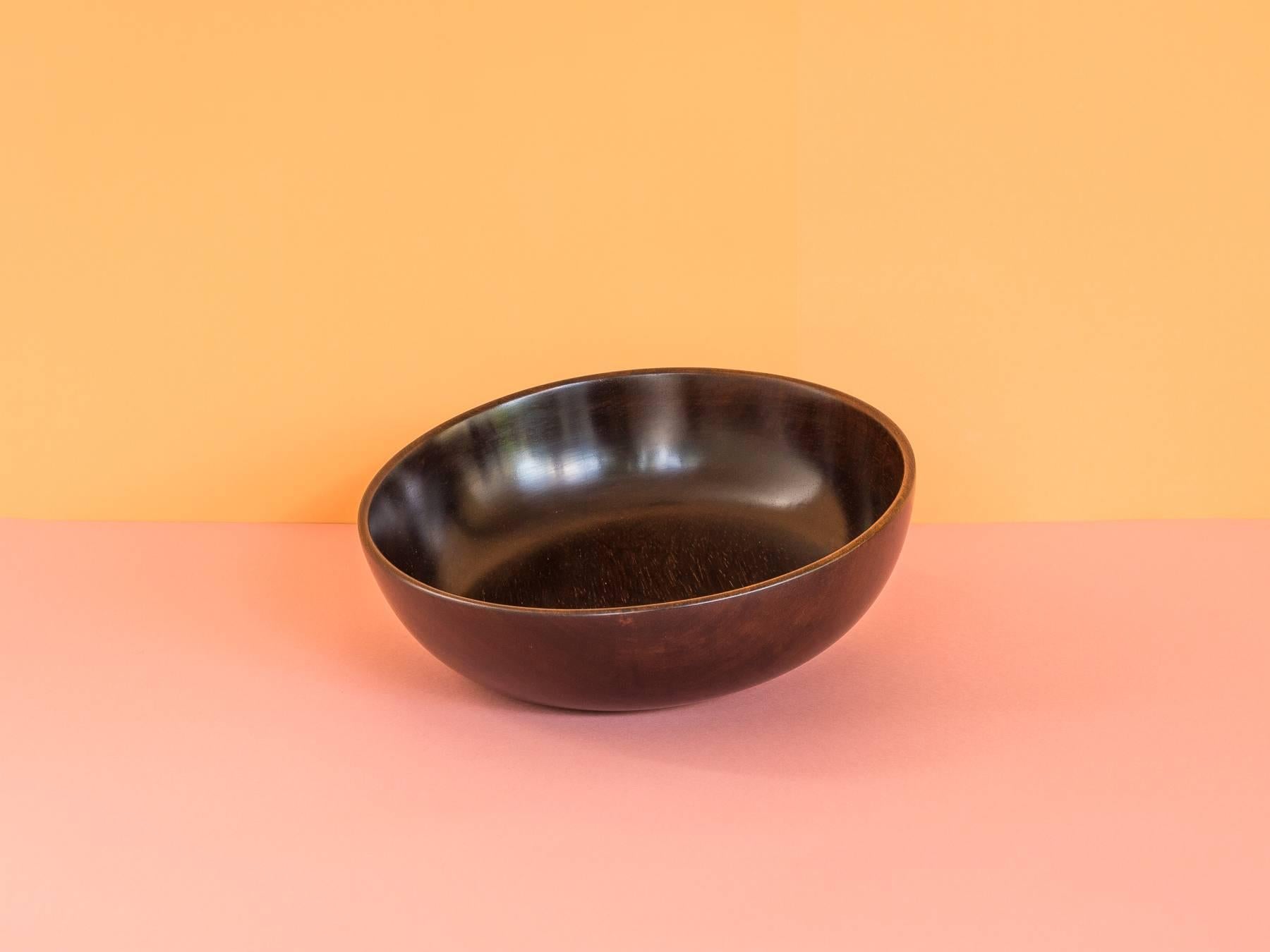 Perfect round bowl, made out of a single piece of Brazilian rosewood. Designed by Jean Gillon and produced by Wood Art, Brazil, late 1960s. The piece is fully refinished and has no cracks or dents.