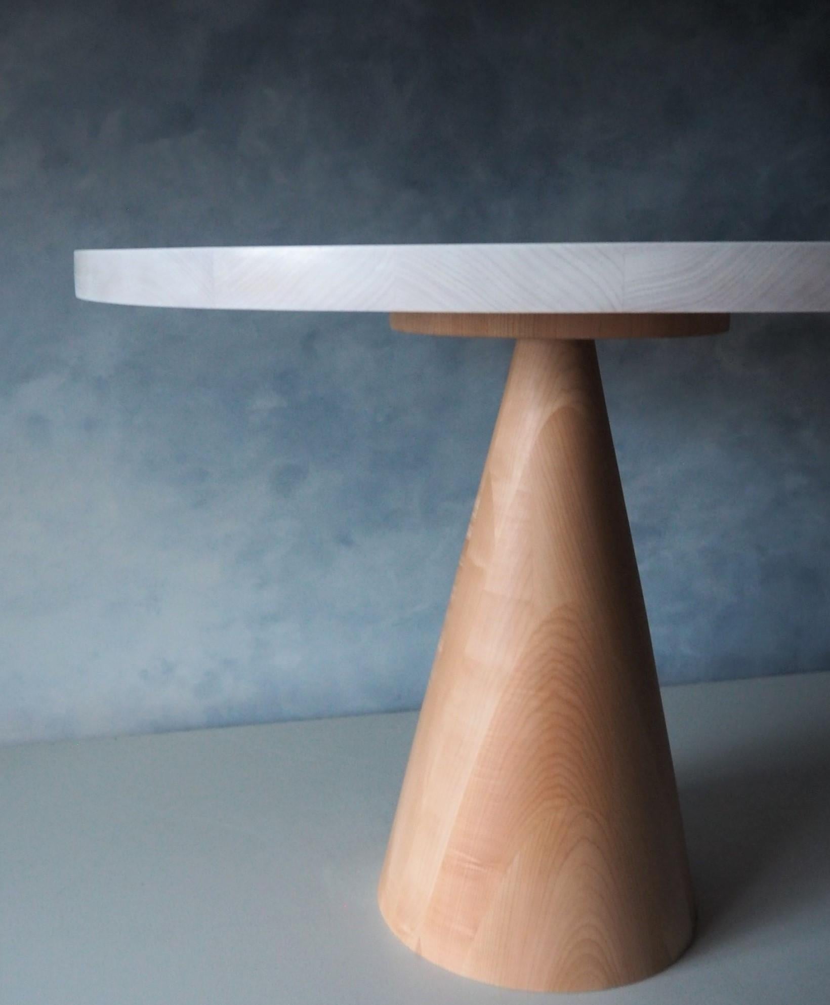 Nuestra mesa de comedor Comet es el centro de mesa perfecto para tu espacio. Con un tablero de haya blanqueada y una base de arce macizo, esta pieza queda estupenda en una amplia gama de decoraciones. La base se ha torneado cuidadosamente en nuestro