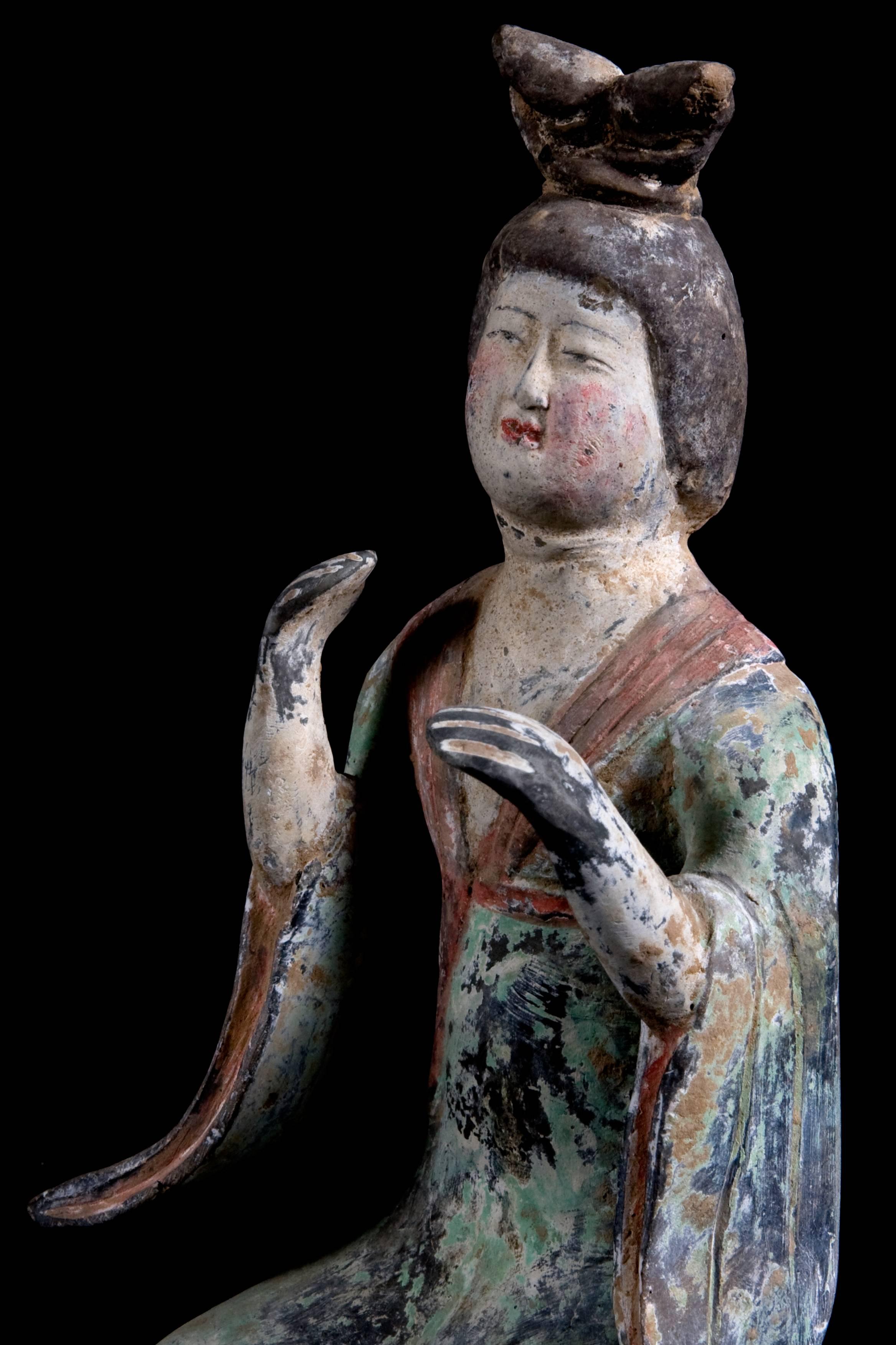 18th Century and Earlier Tang Dynasty Expressive Imperial Court Singer - TL Tested For Sale