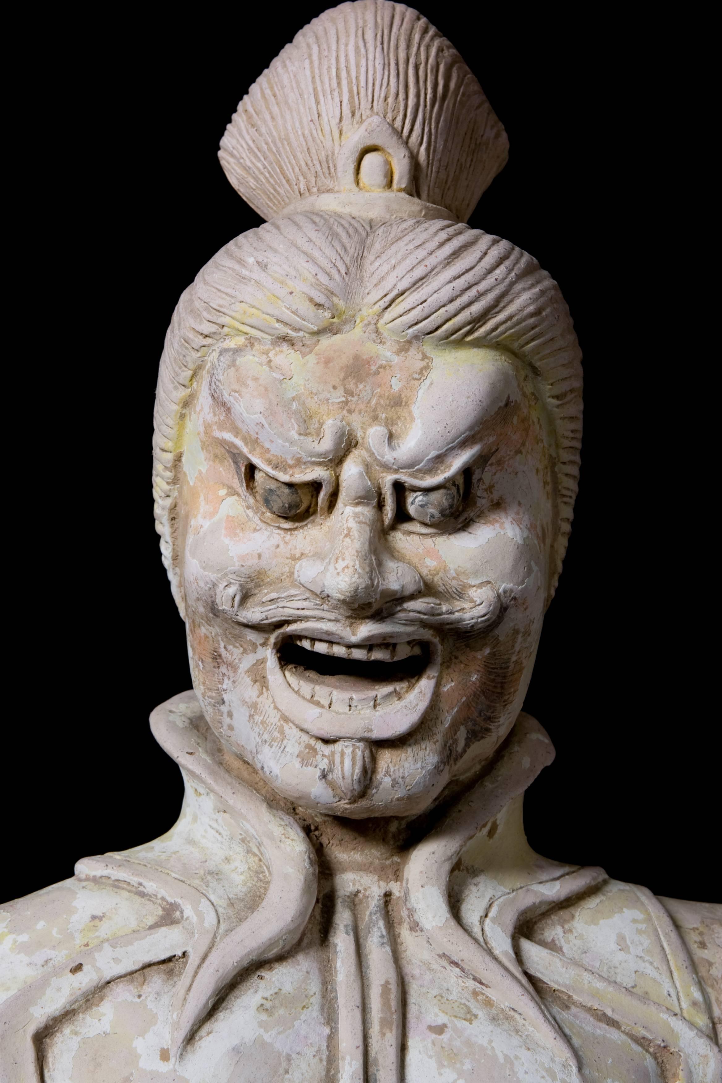 Imposante Lokapala-Figur in bedrohlicher Pose. Terrakotta mit Spuren von alten Farbpigmenten. China, Tang-Dynastie (618-907 n. Chr.) Museumsstück.

Lokapalas sind nach der buddhistischen Lehre Wächter für Buddha und seine Tempel und schützen sie vor