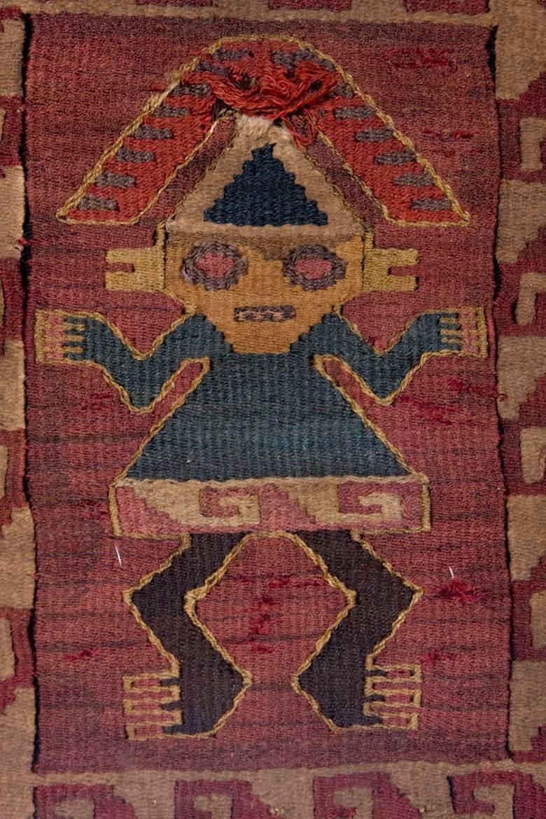 Peruvian Magnificent Chimu Precolumbian Tapestry with 21 Multicolor Royal Attendants For Sale
