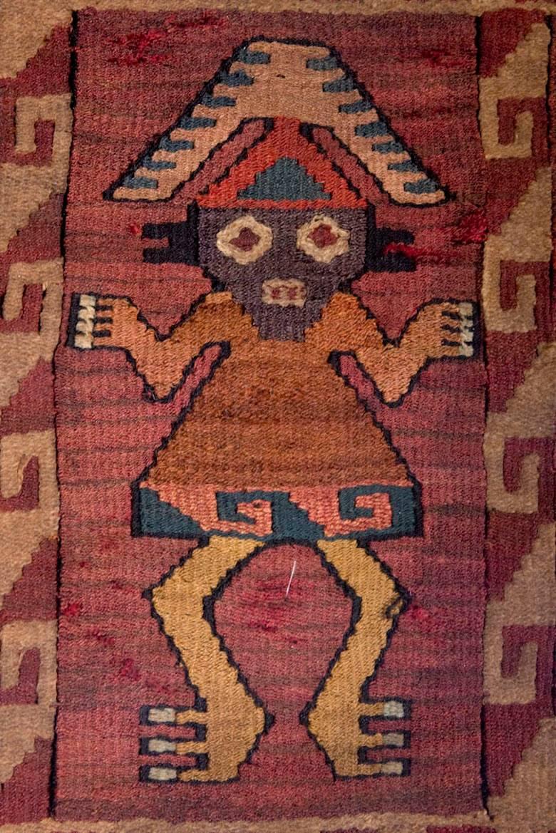 Vollständiger und prächtiger Pre-Columbianischer Wandteppich aus Chimu mit 21 mehrfarbigen königlichen Dienern und Fransen. Keine Restaurierung, professionell gereinigt. Insgesamt ausgezeichneter Zustand.