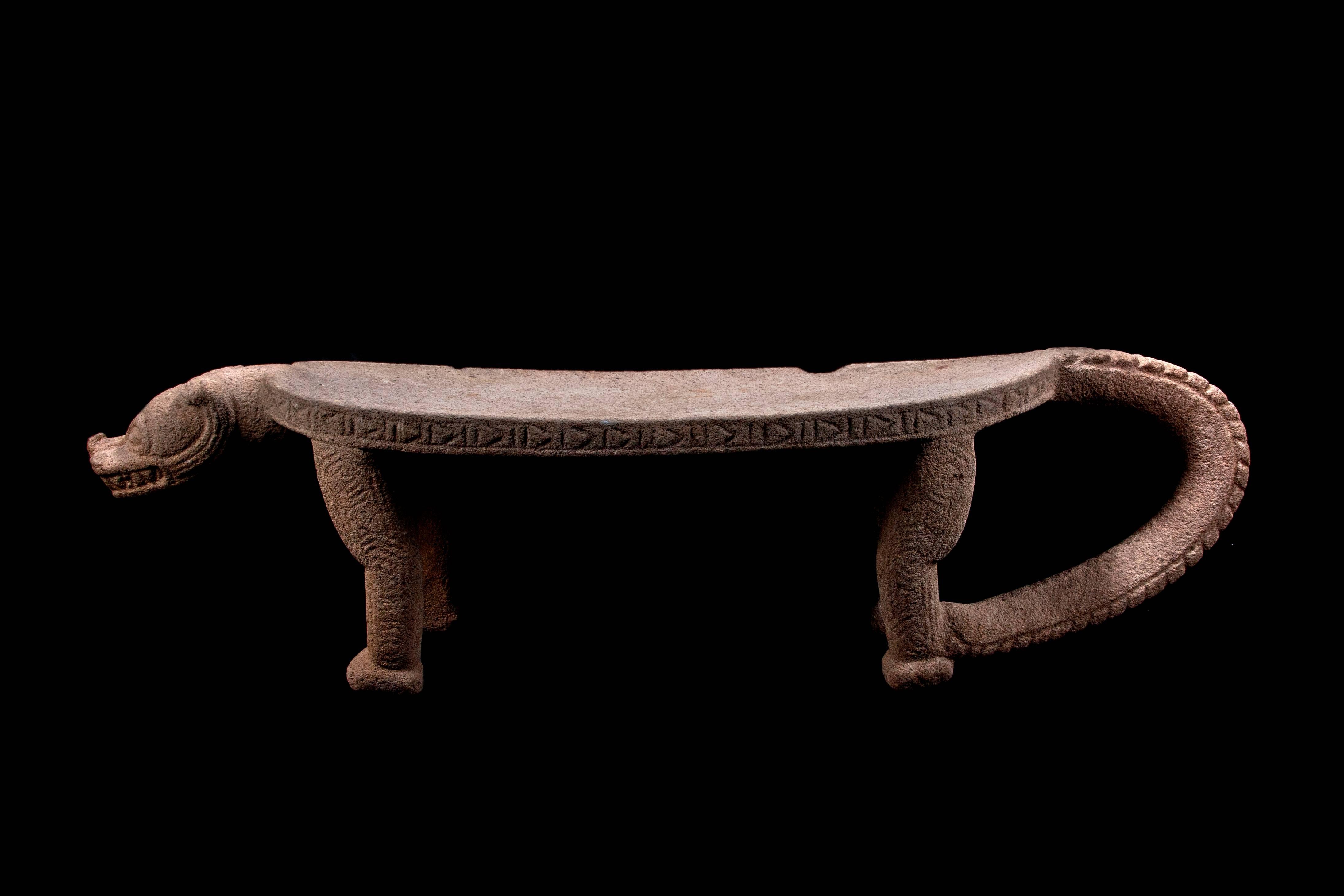Veröffentlicht Pre-Columbian Nicoya Ceremonial Stone Seat, Ex Arizona Museum (Präkolumbisch) im Angebot
