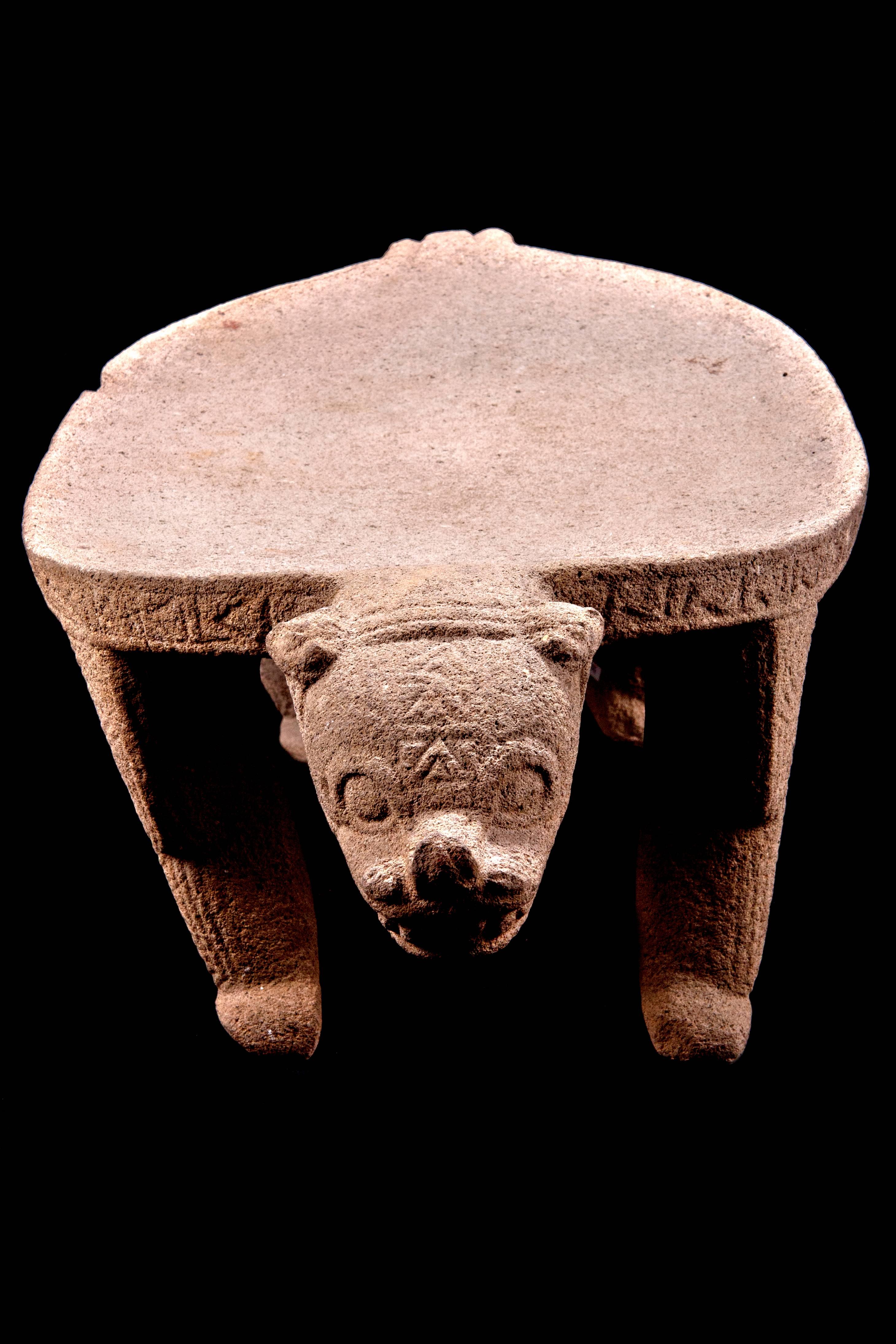 Veröffentlicht Pre-Columbian Nicoya Ceremonial Stone Seat, Ex Arizona Museum im Zustand „Hervorragend“ im Angebot in San Pedro Garza Garcia, Nuevo Leon