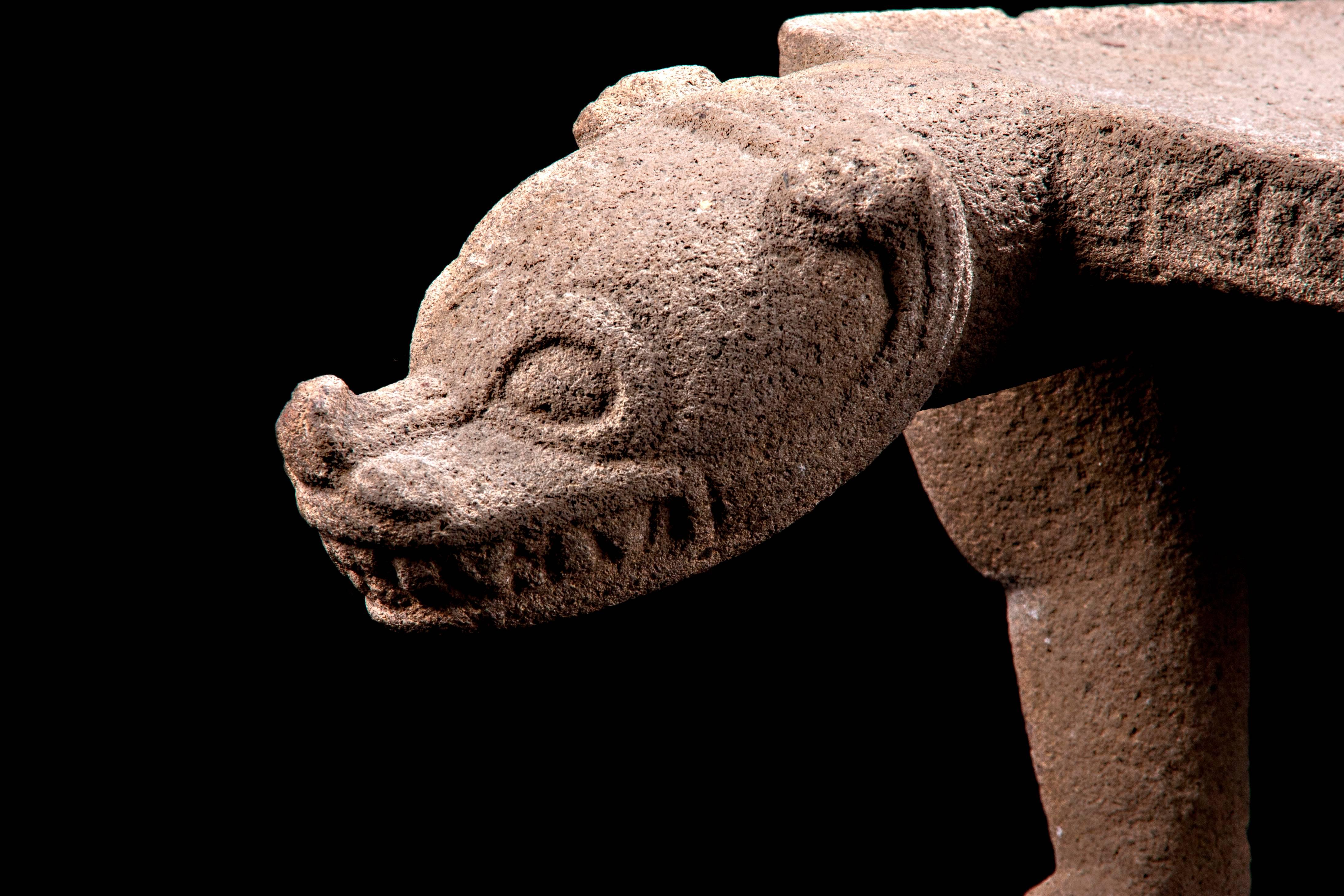 Nicoya Ceremonial Basaltstein Sitz in Form eines Jaguars. Veröffentlicht im Arizona Museum. 

Dieses große und fein geschnitzte Beispiel costa-ricanischer Kunstfertigkeit hat die Form eines Jaguars, der nach Ansicht der spanischen Conquistadoren des