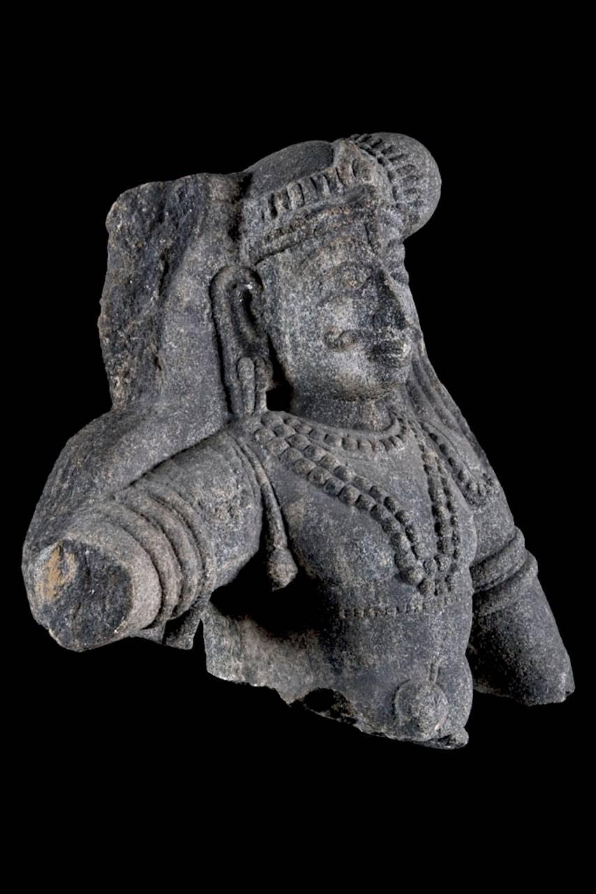 Maharaja-Torso aus schwarzem Granit, 18. Jahrhundert, Indien (Indisch) im Angebot