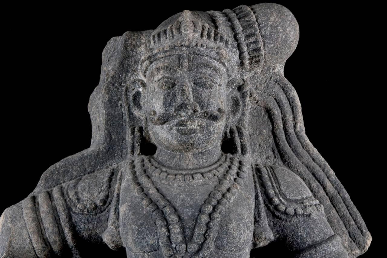 Maharaja-Torso aus schwarzem Granit, 18. Jahrhundert, Indien im Angebot 3