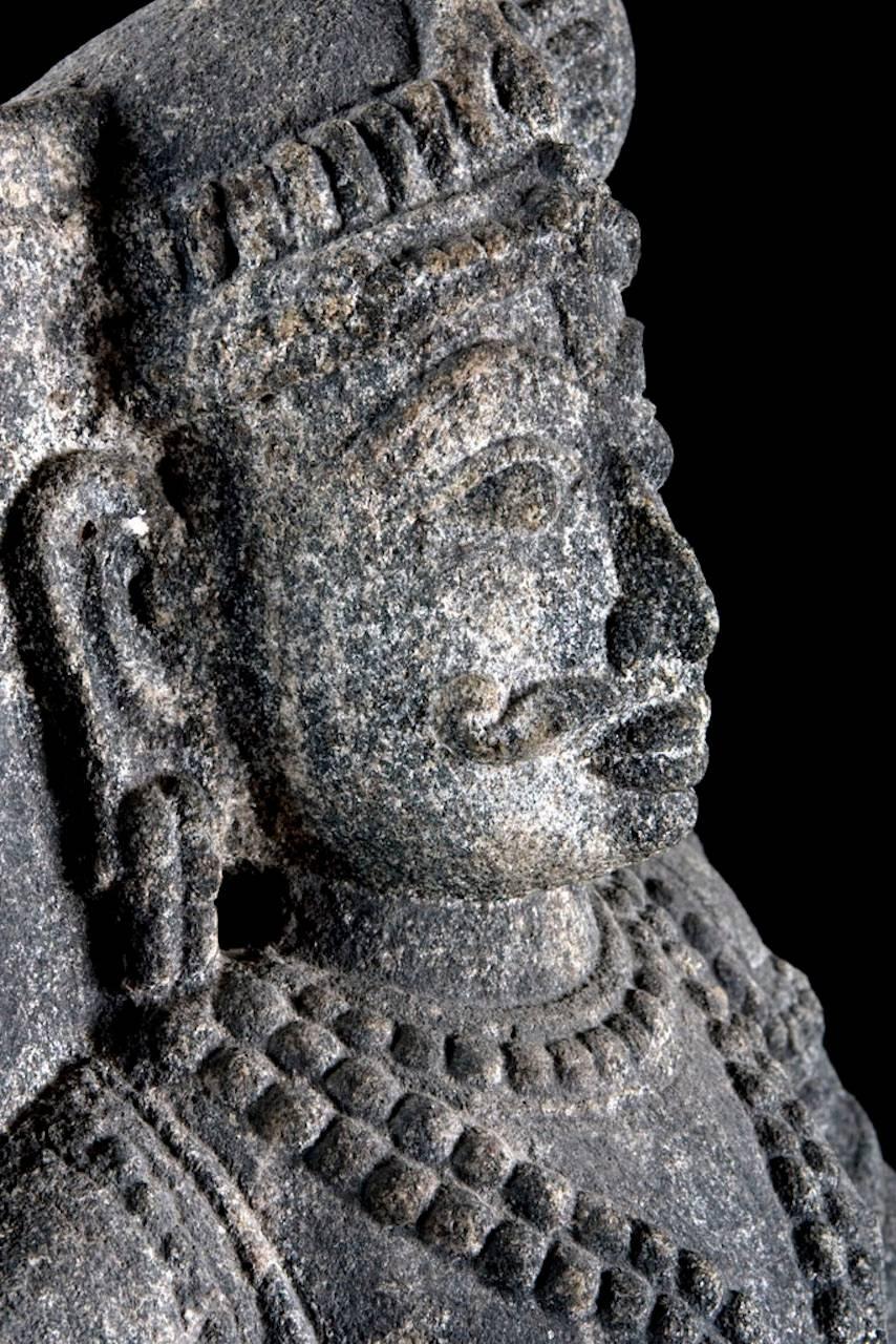 Maharaja-Torso aus schwarzem Granit, 18. Jahrhundert, Indien (Handgeschnitzt) im Angebot