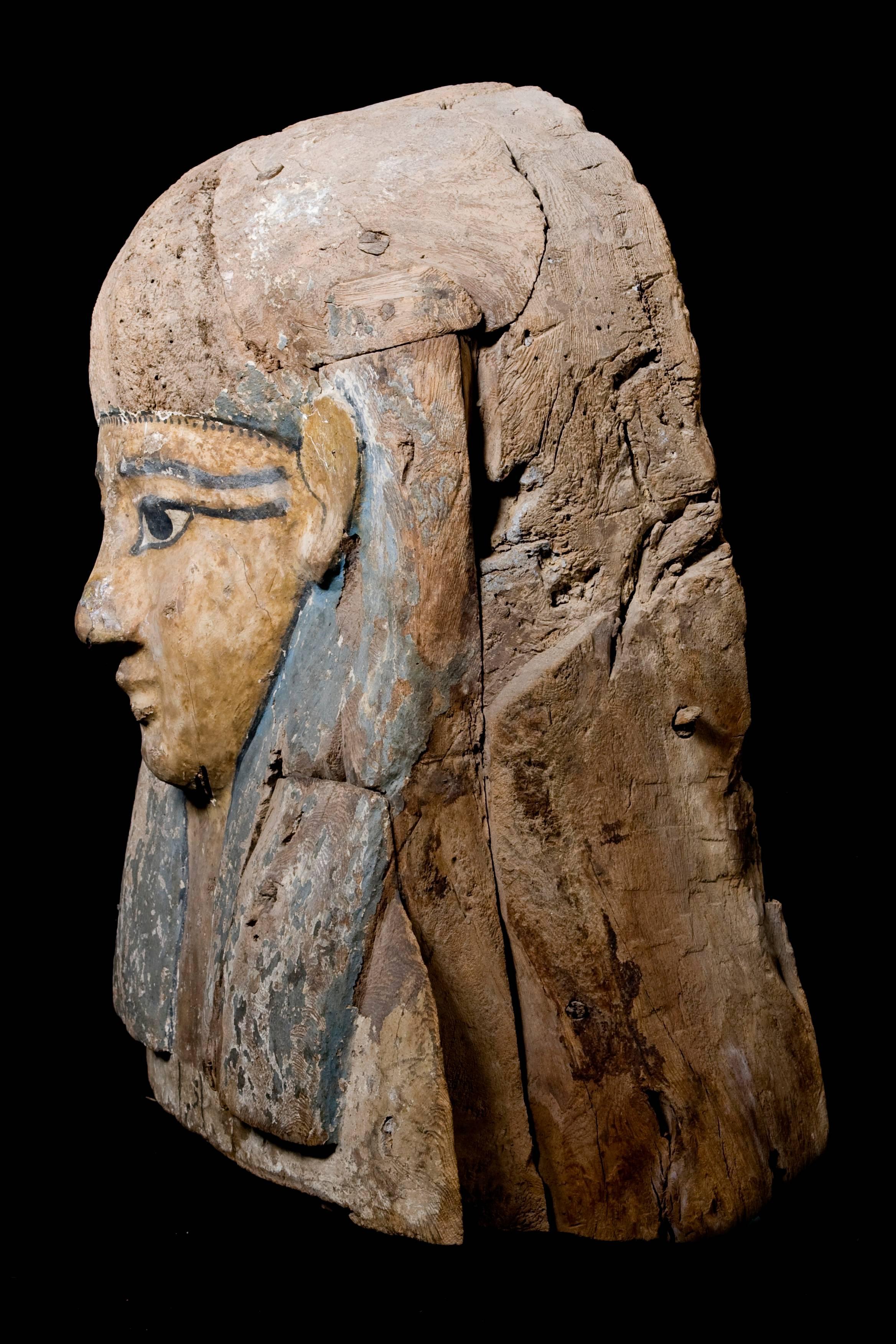 Upper Egyptian Sarcophagus Lid in Polychrome Wood, EU Passport & Documentation In Good Condition For Sale In San Pedro Garza Garcia, Nuevo Leon