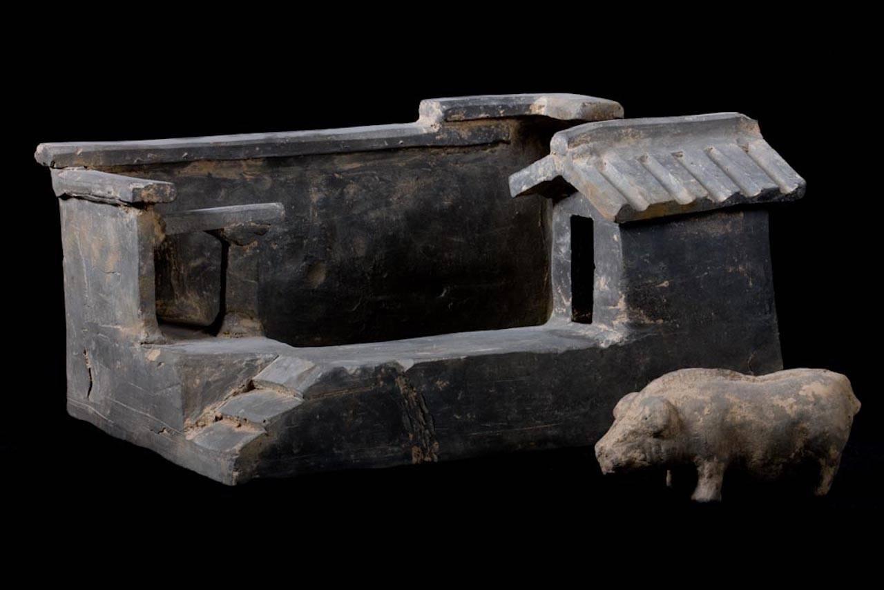 Terracotta Han Dynasty Farm with Pig, China, 200 BC In Excellent Condition In San Pedro Garza Garcia, Nuevo Leon