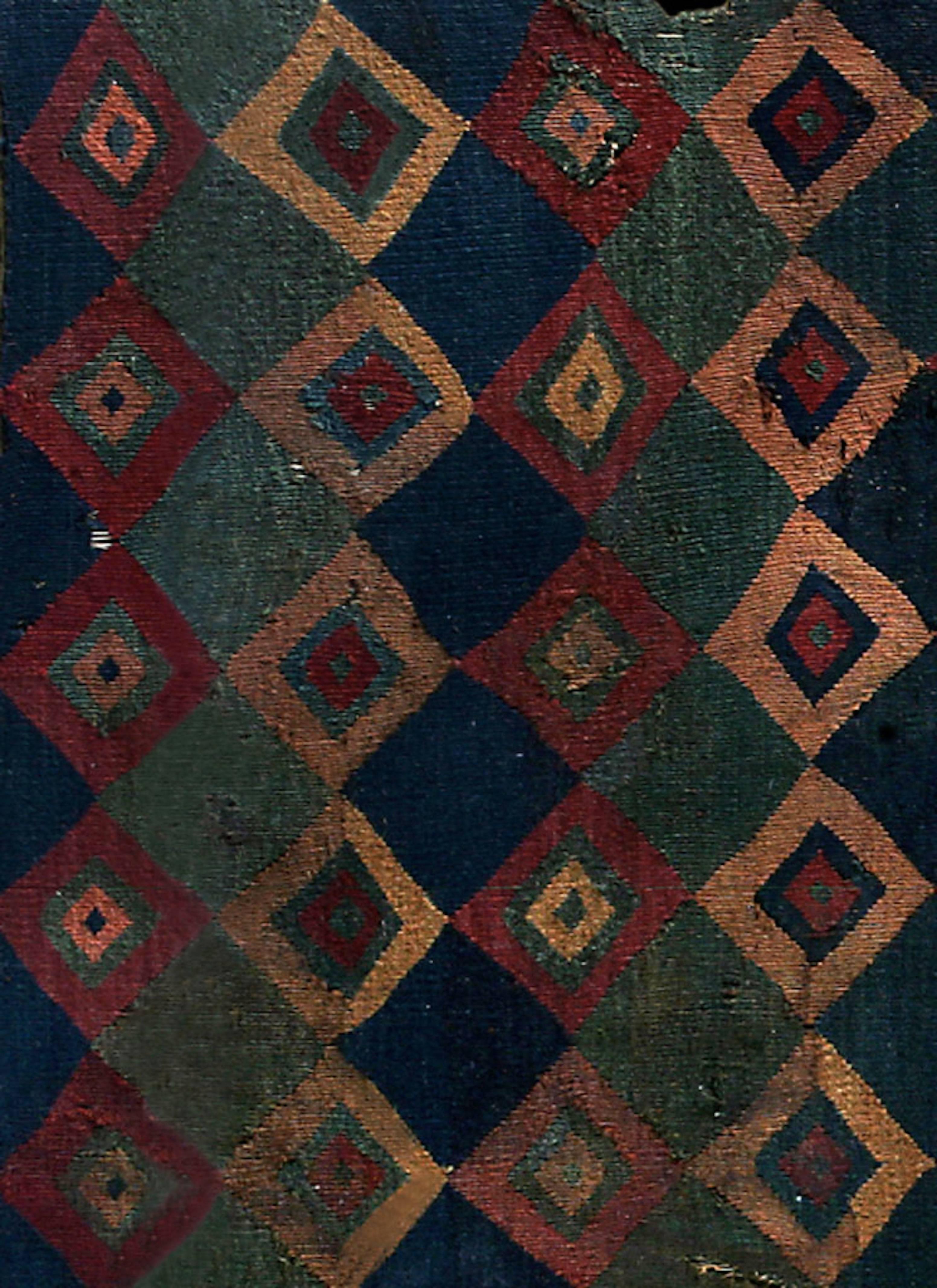 Prächtiges zeremonielles Inka-Tokapu aus mehrfarbigen geometrischen Diamantformen.

Tokapu waren Textilien, die von der Inka-Elite getragen wurden und aus geometrischen Figuren bestanden, die von Rechtecken oder Quadraten umgeben waren. Es gibt