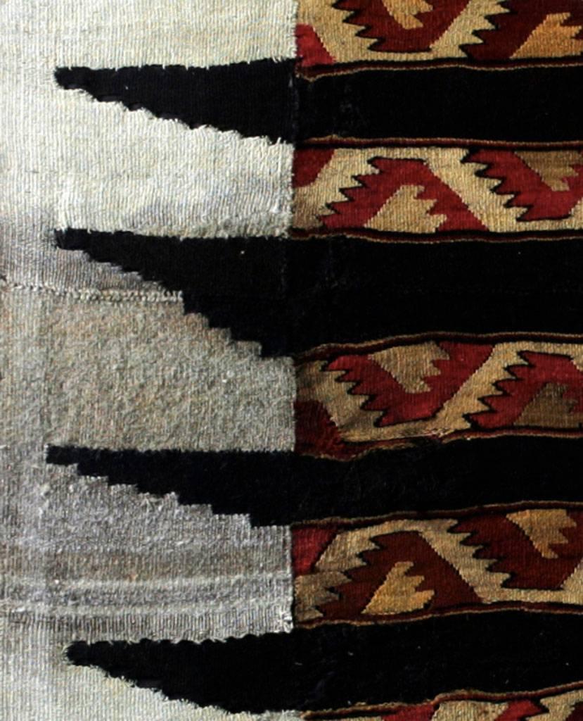 Inca Complete Uncu der schönen geometrischen Zusammensetzung mit Schlangenform in rot, lila und gelb. Dieser schöne Poncho mit geometrischer Komposition hat nur einige abgenutzte Stellen an den kastanienbraunen Bändern, aber der Rest ist