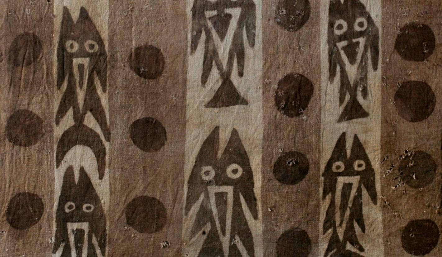 Chancay Textil Pintado con Peces Marrones y Puntos en Bandas Verticales. Aunque la pieza está incompleta, el potente diseño recuerda a un cuadro moderno abstracto de Henry Matisse. Hay mucho simbolismo sobre el mar y las criaturas que viven en