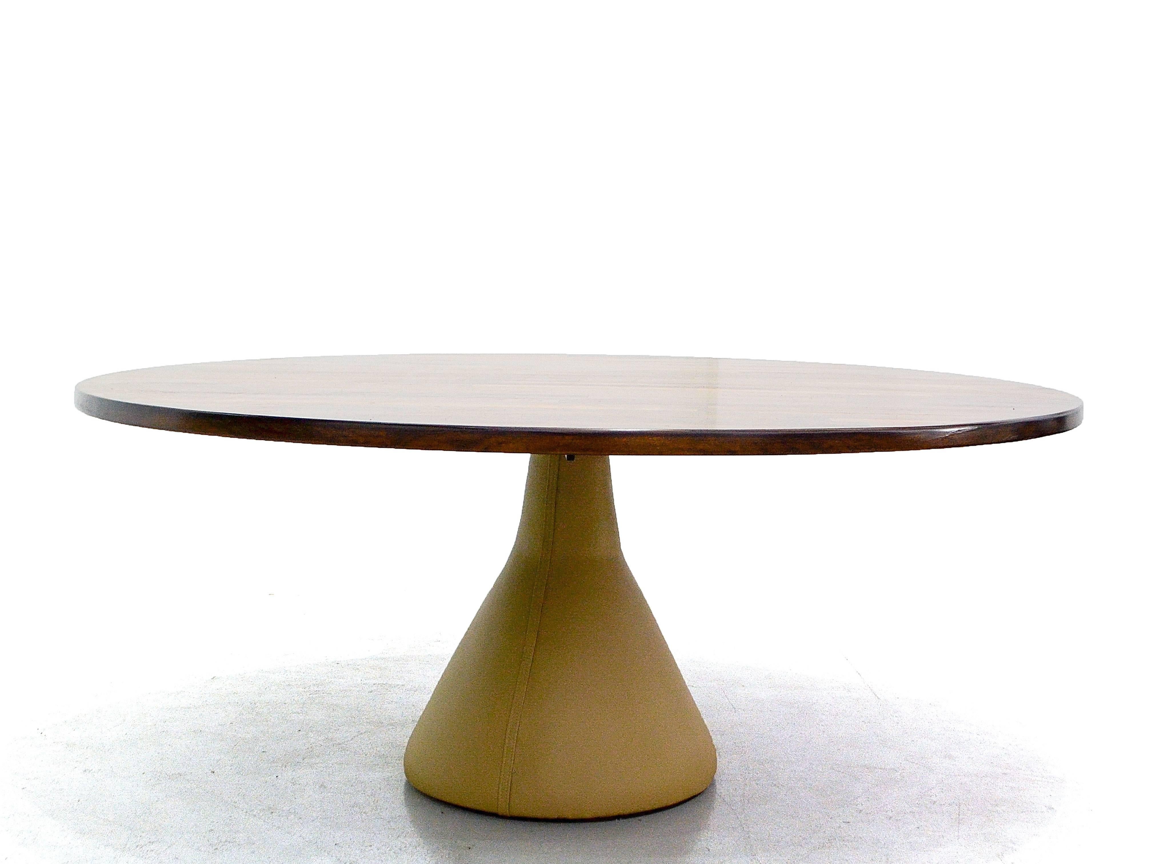 This tabled, named the Guanabara table, was made in the Brazilian Midcentury by Jorge Zalszupin. Originally born in Poland, Jorge Zalszupin built his entire career in Brazil, where he's absorbed many influences for his design, specially the care and