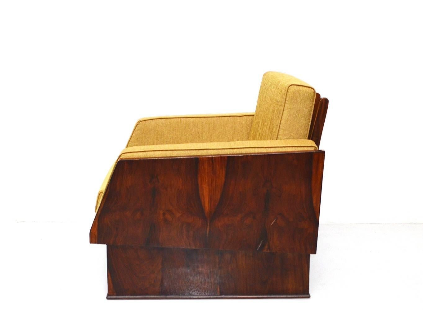 A beautiful example of the style and craftsmanship of Novo Rumo, a design ateliê extremely active during the 1950s and 1960s in São Paulo, Brazil. Made of Brazilian hardwood, the minimalist structure and the series of skeletal fins along the back