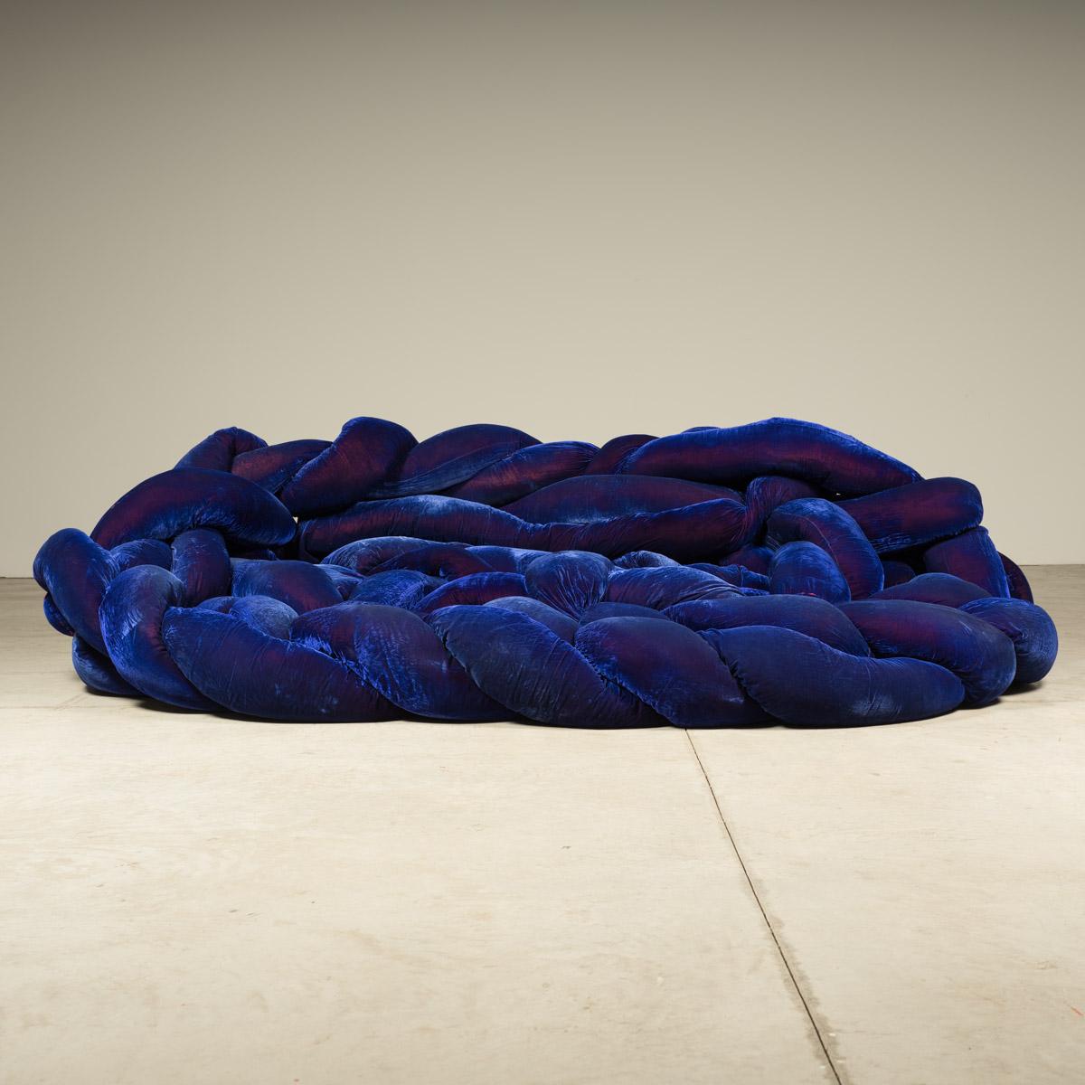 Icône frappante du design brésilien contemporain, le canapé 