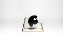 Lampe de bureau en laiton et laque d'inspiration cosmique par Nomade Atelier