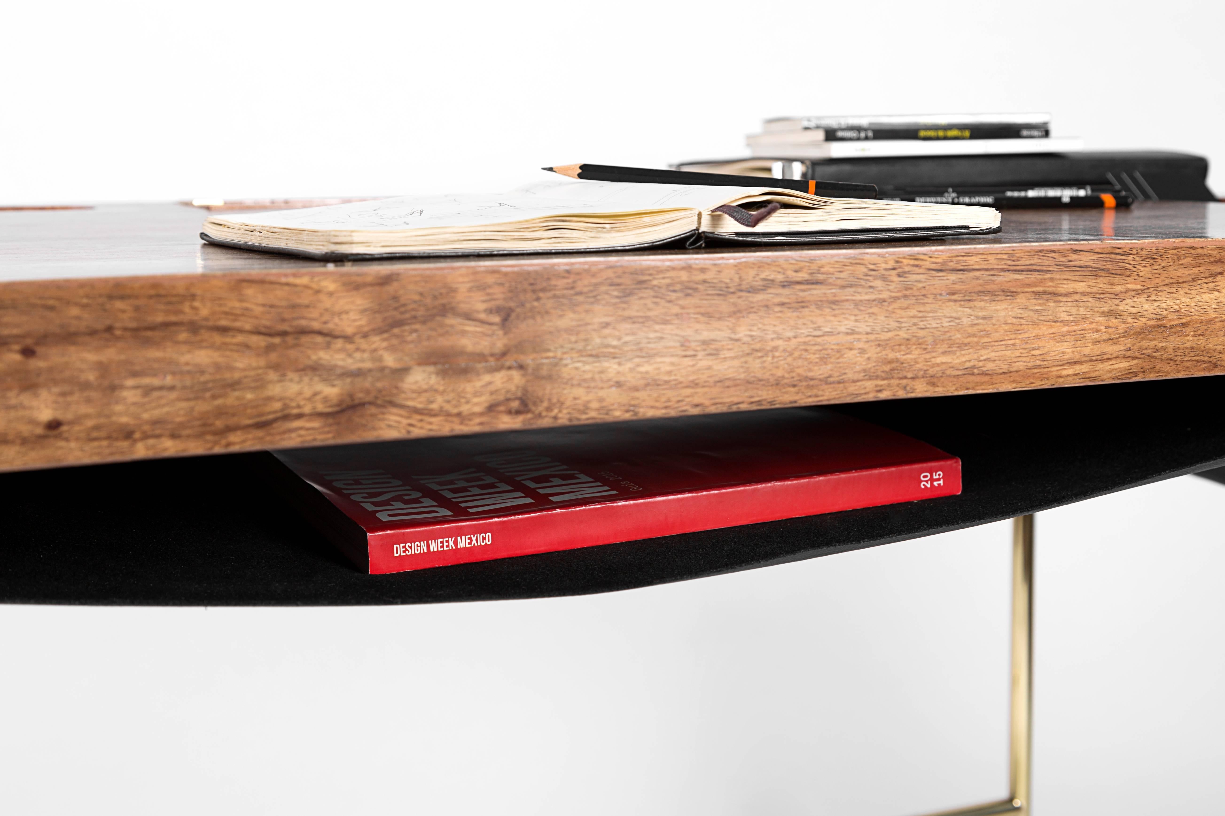 Casablanca Schreibtisch aus Messing, mexikanischem Nussbaumholz und schwarzem Leder / Nomade Atelier Design (Handgeschnitzt) im Angebot