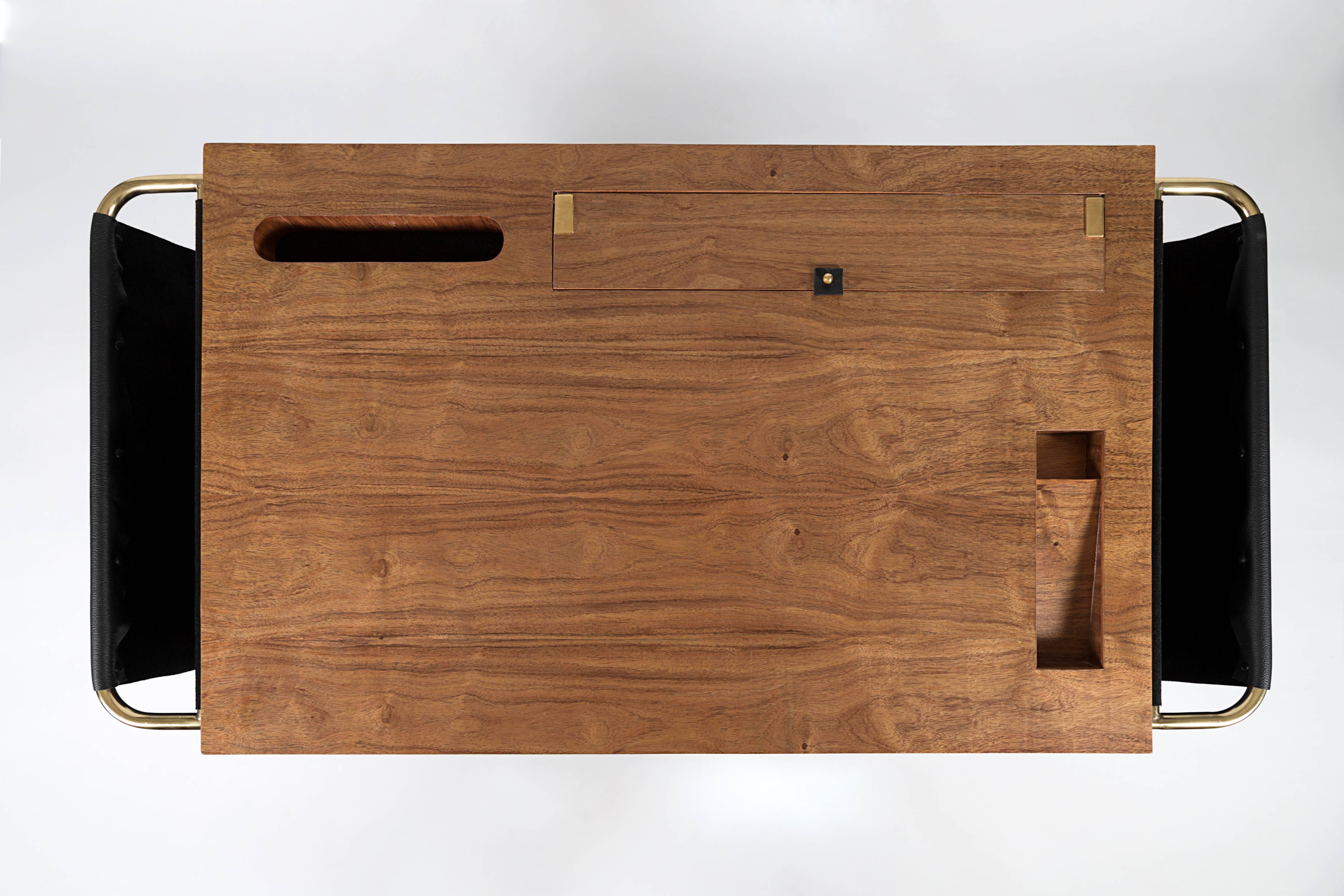 Casablanca Schreibtisch aus Messing, mexikanischem Nussbaumholz und schwarzem Leder / Nomade Atelier Design (Moderne der Mitte des Jahrhunderts) im Angebot