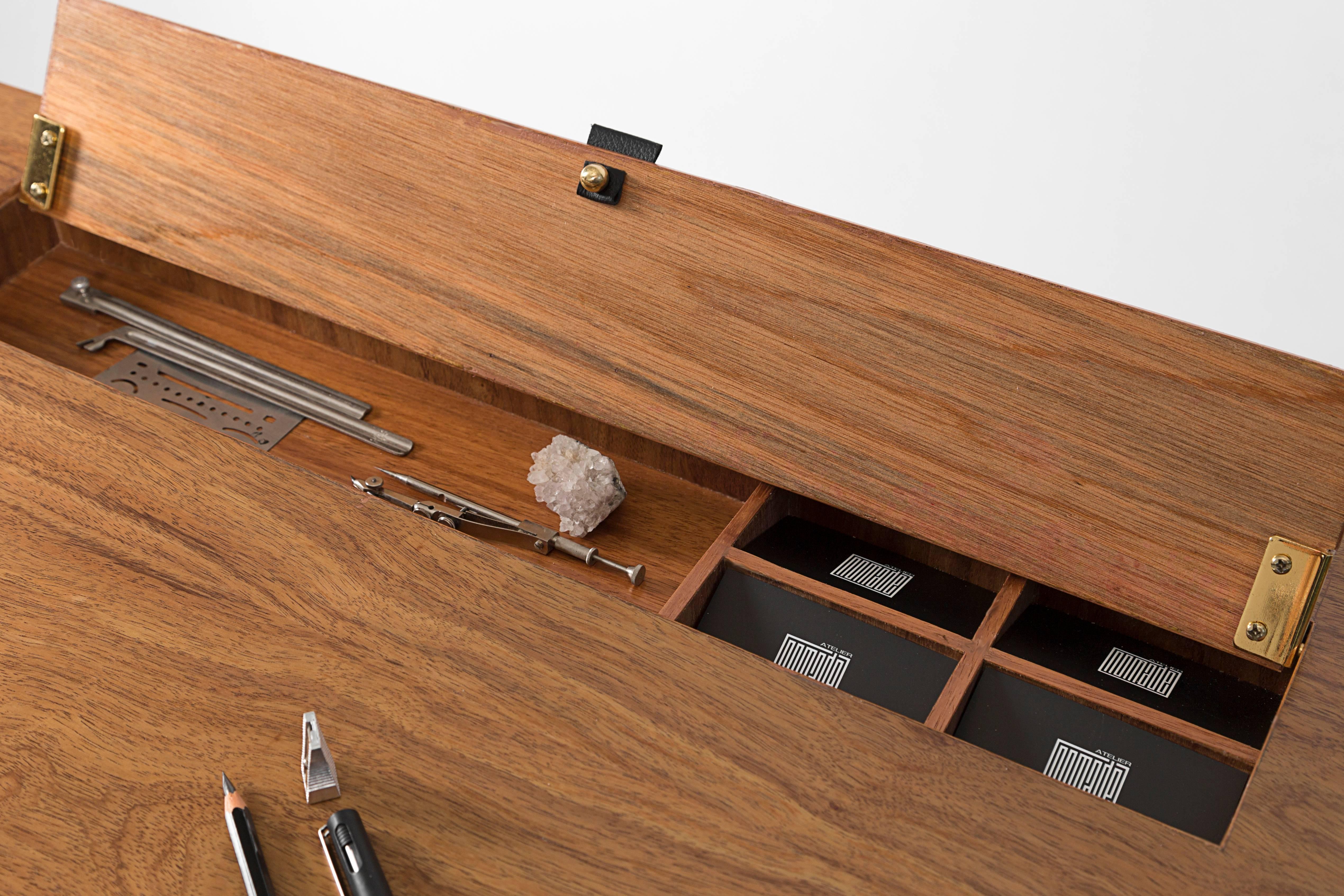 Casablanca Schreibtisch aus Messing, mexikanischem Nussbaumholz und schwarzem Leder / Nomade Atelier Design (21. Jahrhundert und zeitgenössisch) im Angebot