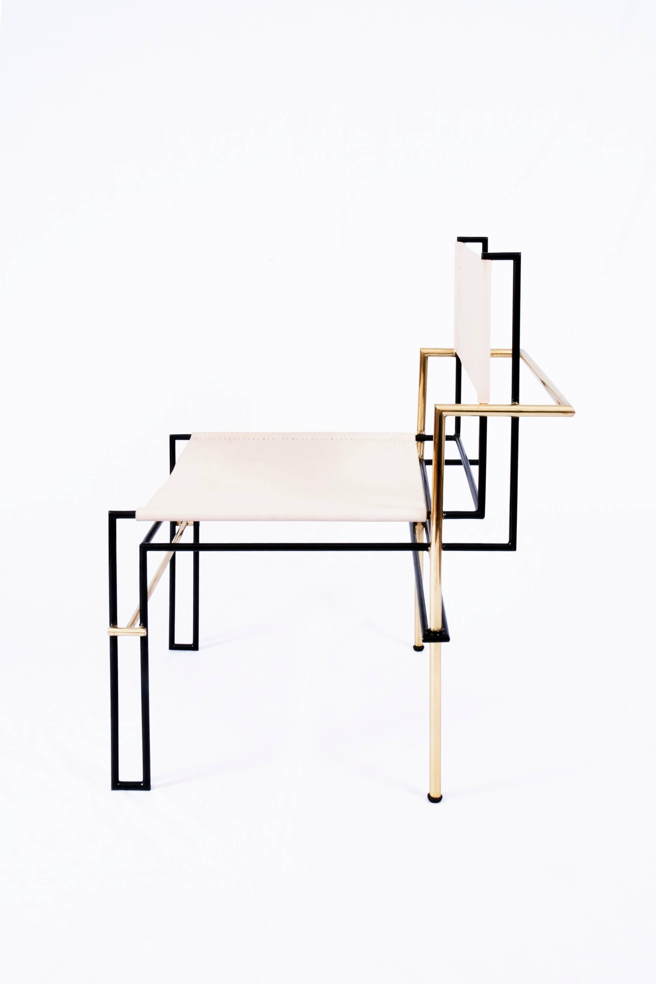 la chaise Casbah, inspirée par les photogrammes de Laszlo Moholy-Nagy, est tout en équilibre linéaire, gravité et mouvement angulaire. Une structure complexe en laiton tubulaire encadre une assise et un dossier en cuir vachette naturel qui