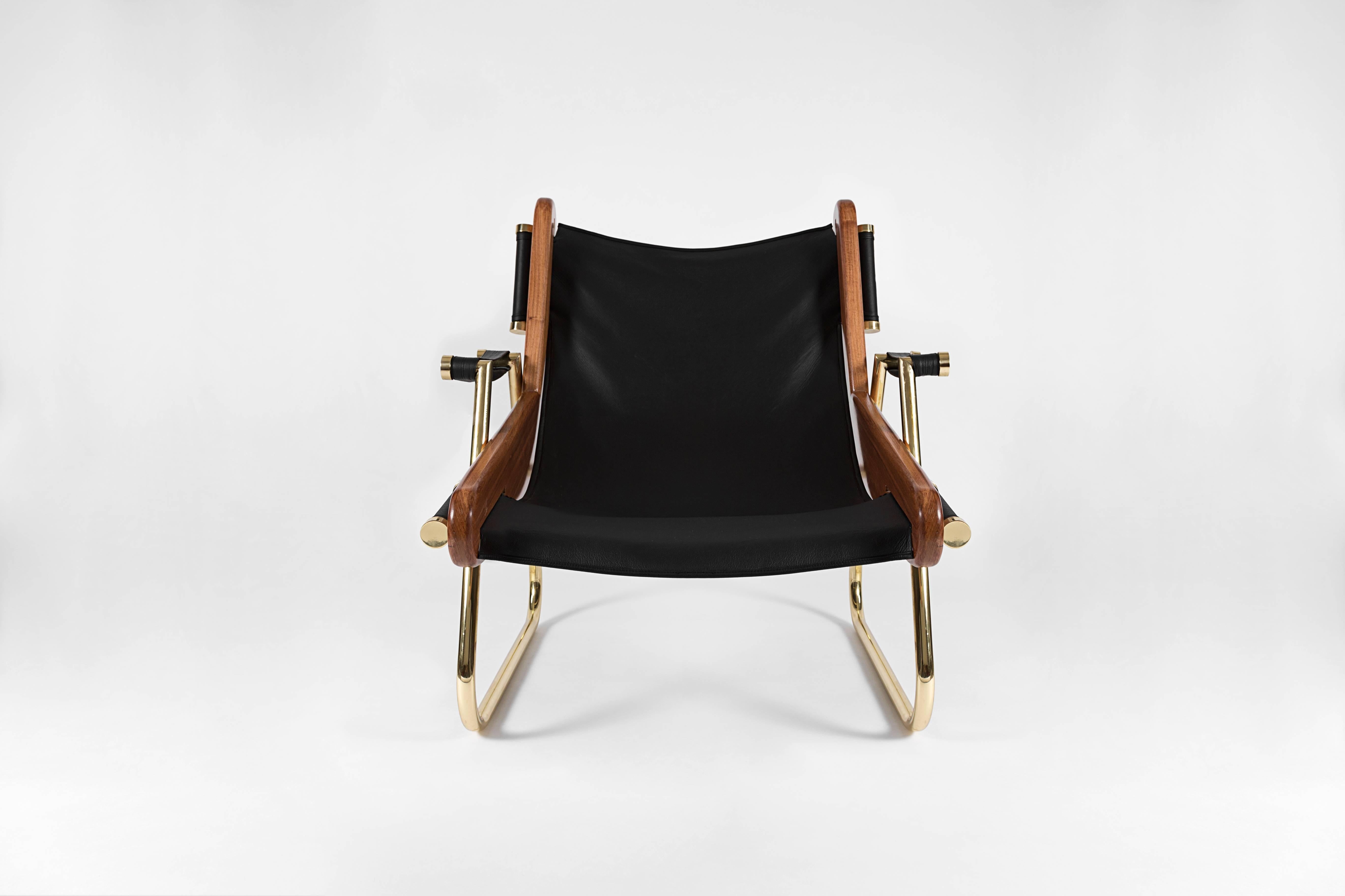 Mexicain Fauteuil de salon contemporain GRAPPA en cuir avec panneaux en noyer et passepoil en laiton en vente