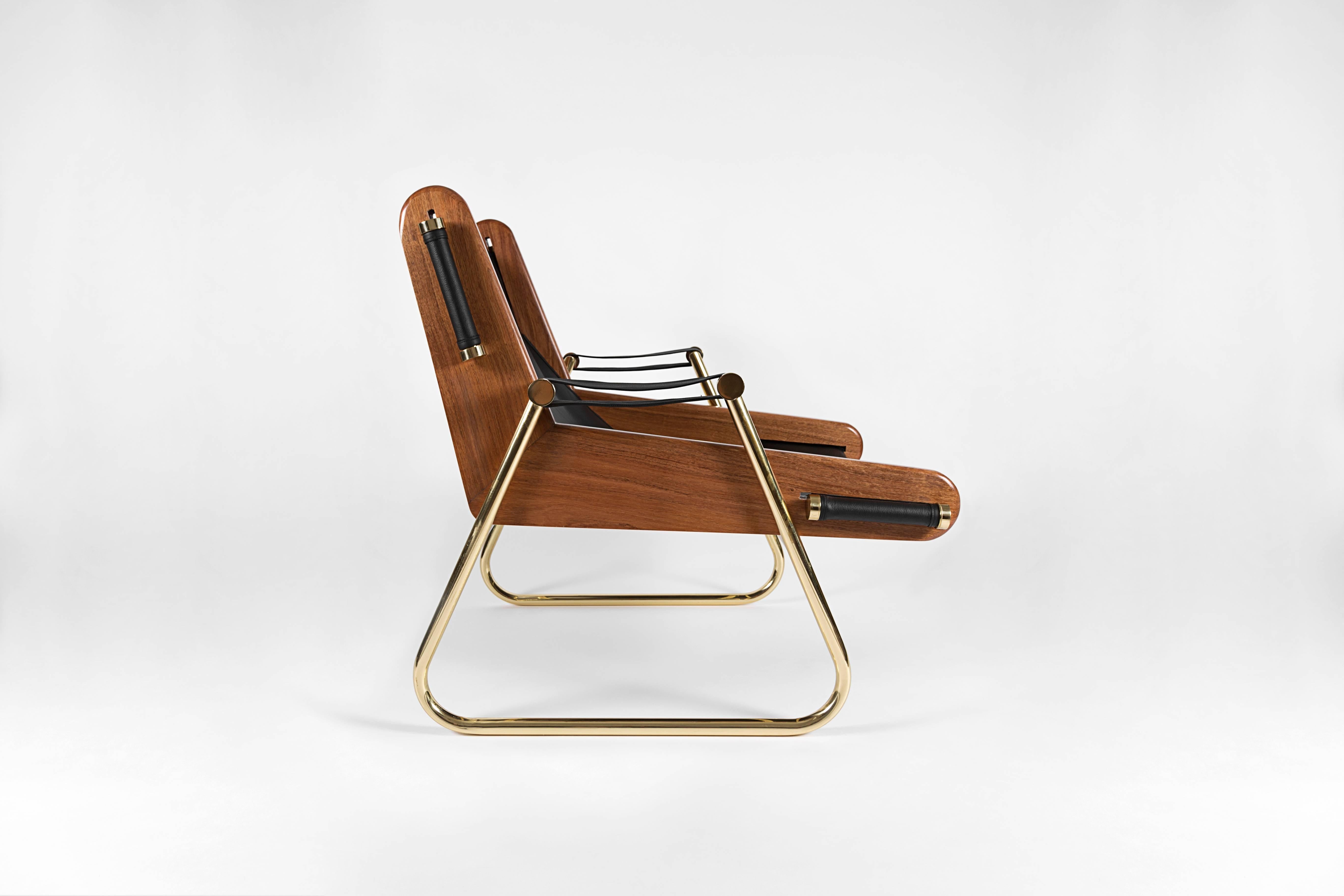Bauhaus Fauteuil de salon contemporain GRAPPA en cuir avec panneaux en noyer et passepoil en laiton en vente