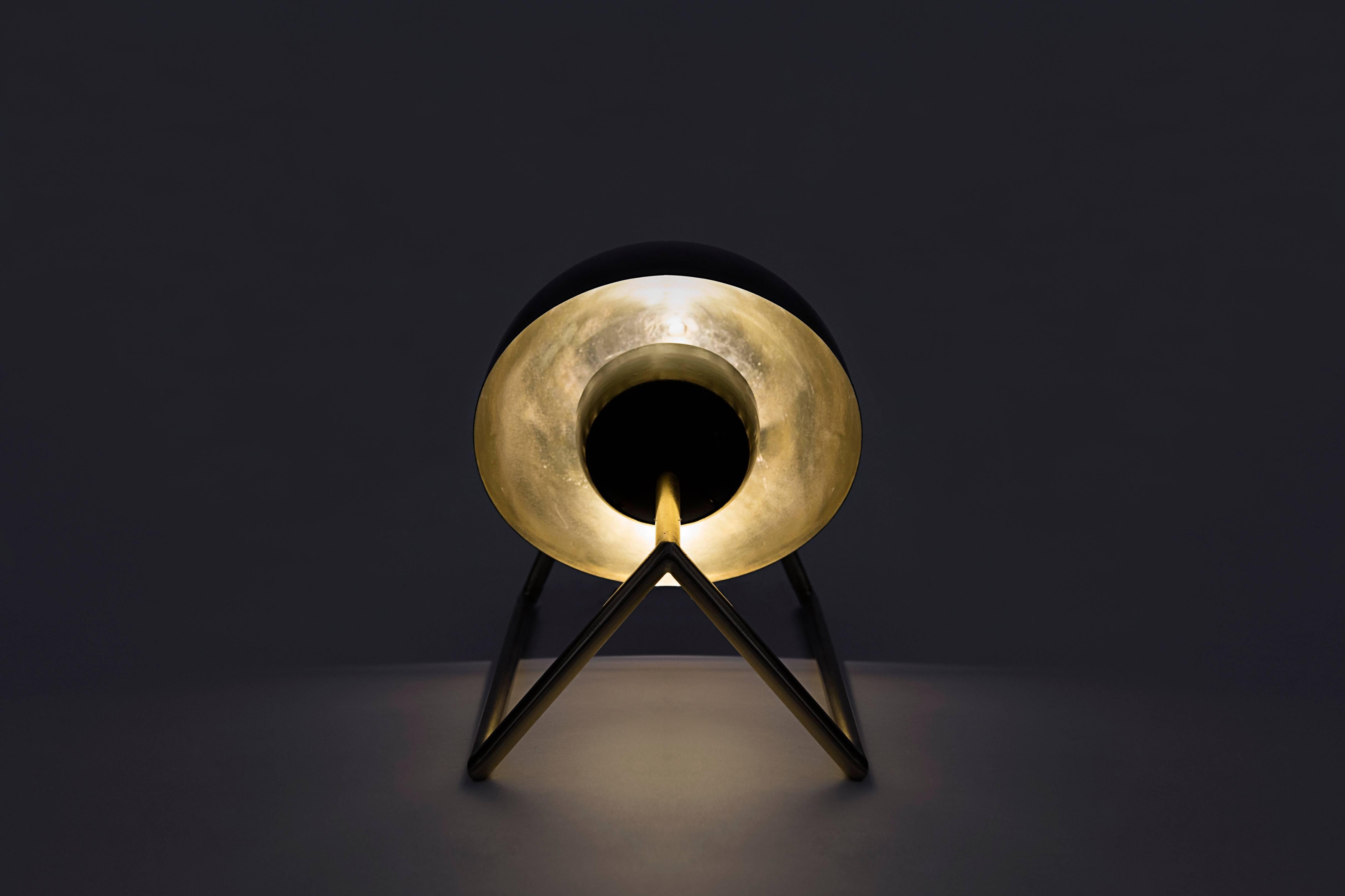 Laqué Lampe de bureau en laiton et laque d'inspiration cosmique par Nomade Atelier en vente