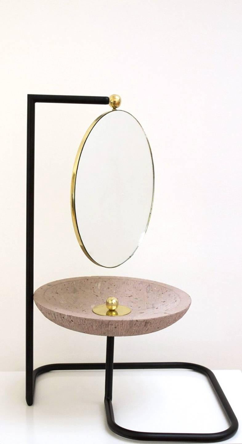 Bauhaus Miroir de coiffeuse contemporain en laiton satiné et pierre de cerisier avec support en fer  en vente