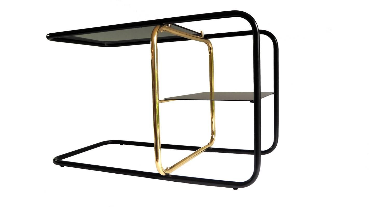 Mexicain Table d'appoint ultérieure, laiton, fer et verre fumé / Nomade Atelier Design en vente