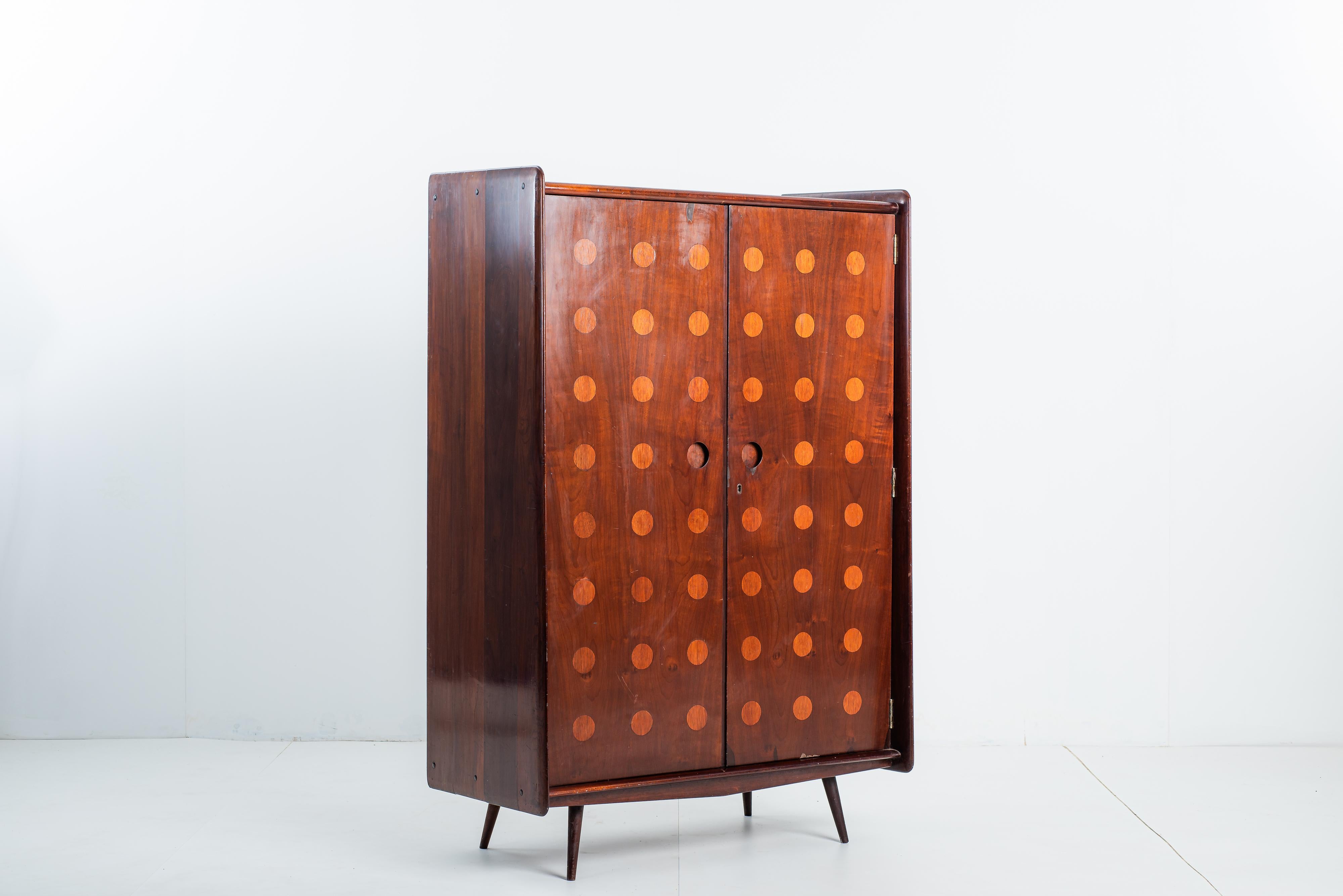 Armadio moderno di metà secolo di CIMO Studio, Brasile, anni '50

Armadio realizzato da CIMO Studio (Móveis Cimo) in legno massiccio con finitura in vernice naturale.
Il legno presenta finiture più chiare e arrotondate.