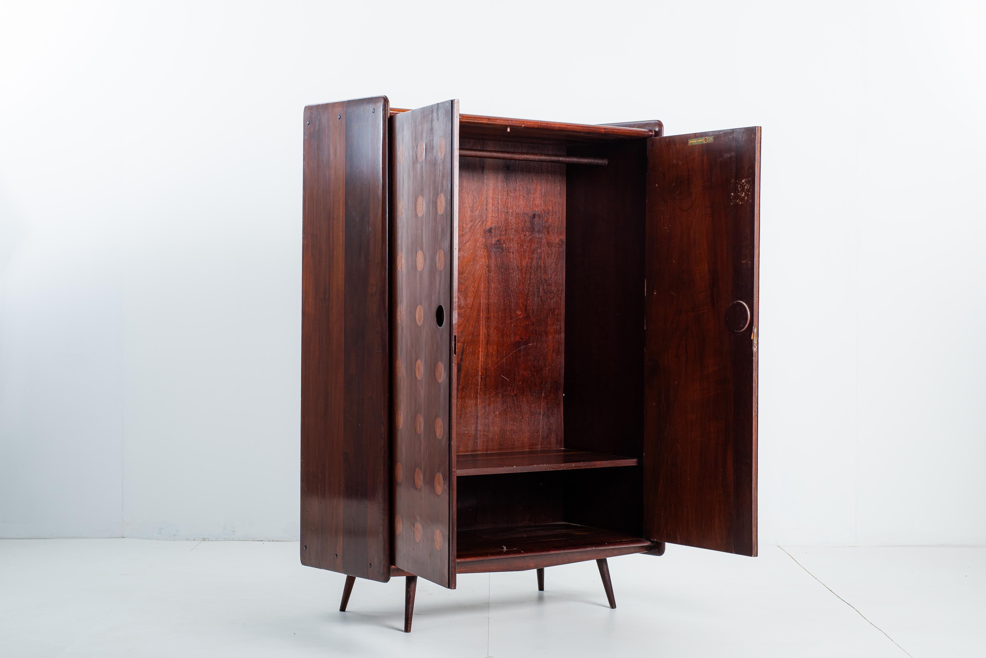 Legno Armadio moderno di metà secolo di CIMO Studio, Brasile, anni '50 in vendita
