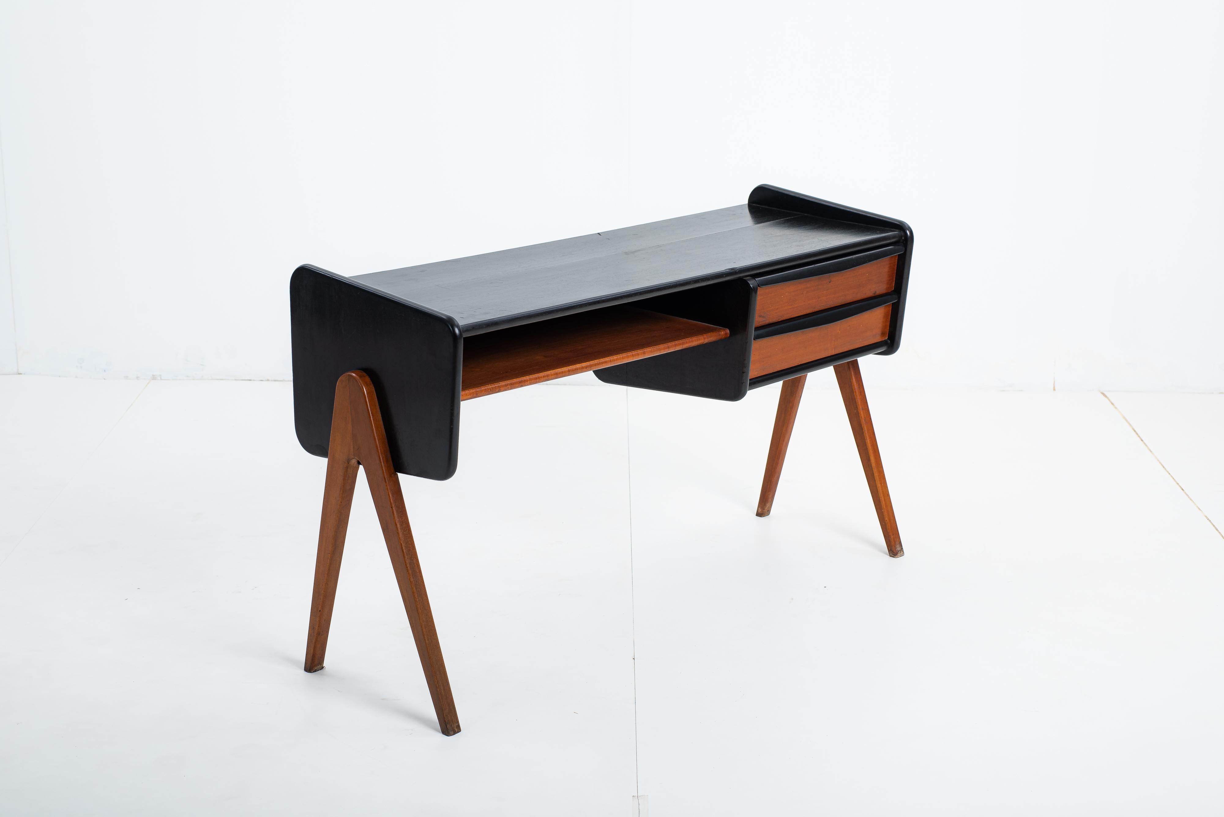 Credenza moderna di metà secolo di CIMO Studio, Brasile, anni '50

Scrivania/seduta realizzata da CIMO Studio (Móveis Cimo) in legno massiccio con finitura in vernice naturale.
Ha due cassetti laterali e uno spazio sotto il piano per riporlo.