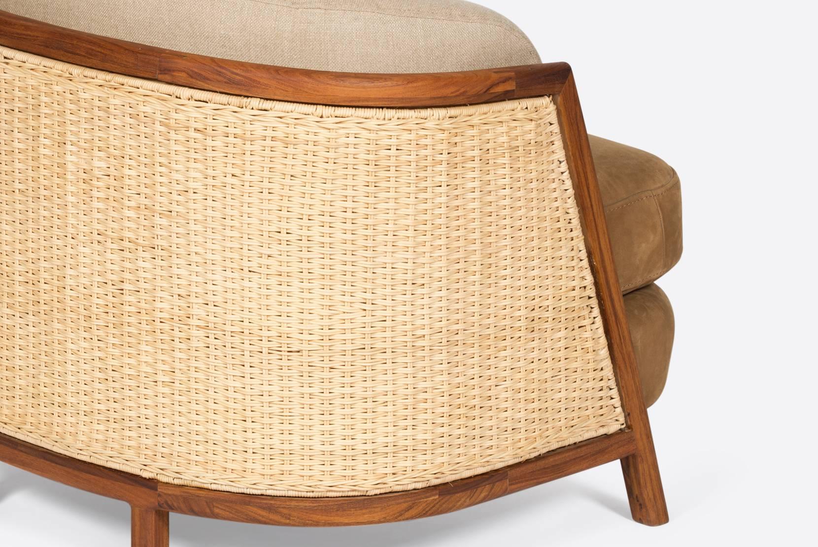 This comfortable sofa, with a stylish wicker back, is made of walnut hardwood and aims to enhance the work of artisans in Mexico. The rattan back provides sophistication and a warm touch to the piece.