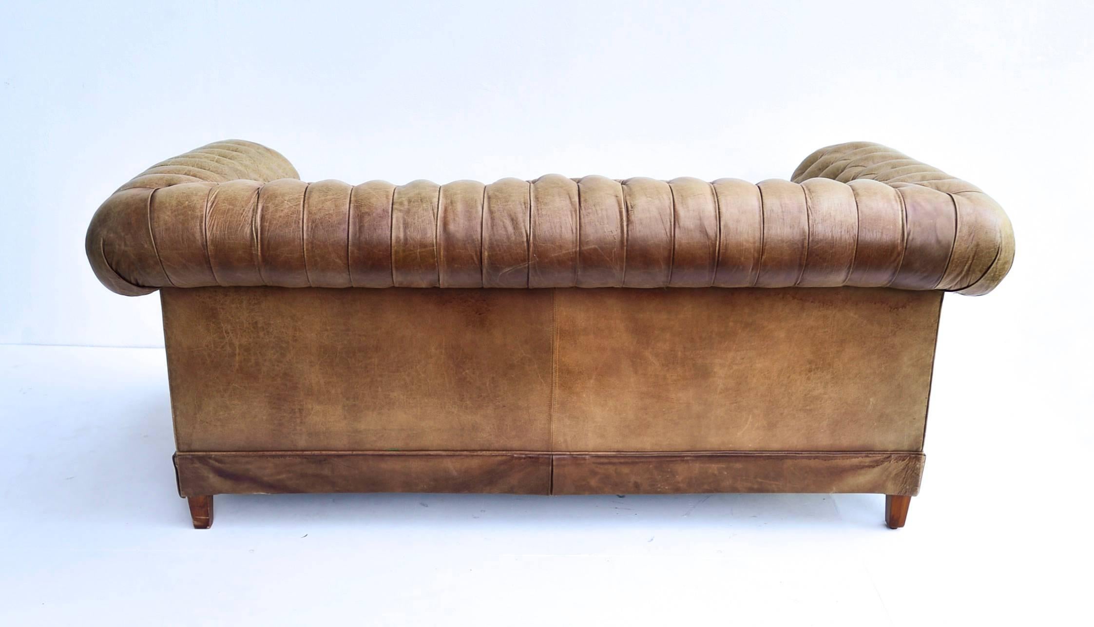 Chesterfield Sofa in Original Leather In Good Condition For Sale In Mexico City, MX