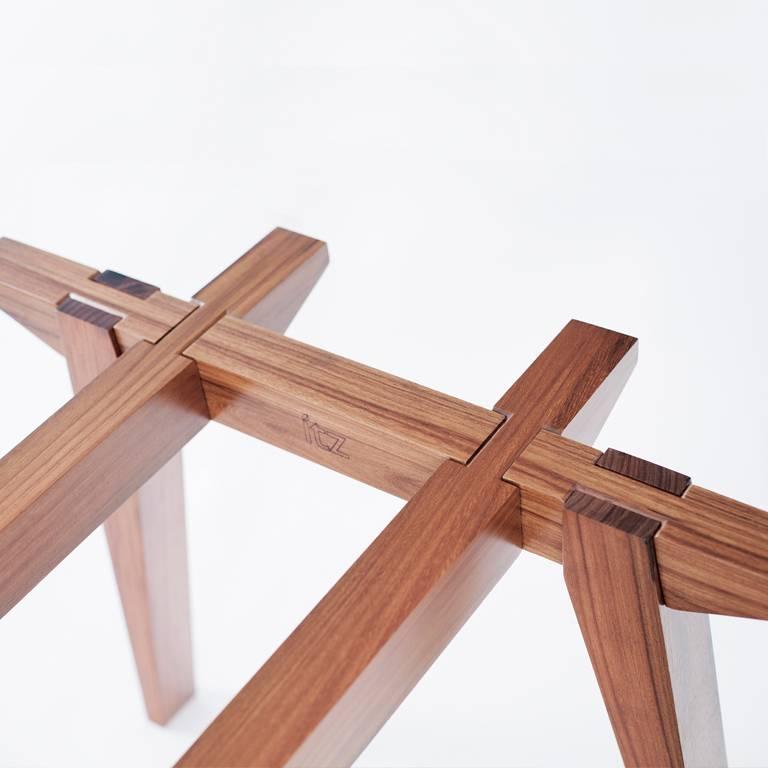 Moderne Table de salle à manger contemporaine en bois de feuillus mexicain massif par Ania Wolowska en vente