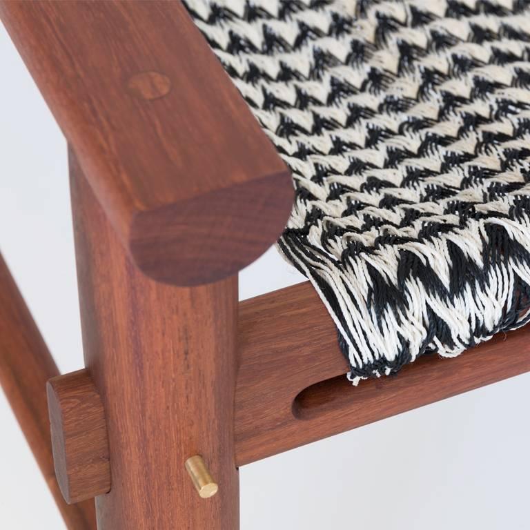 Le fauteuil Káan intègre le tissage de hamacs dans un fauteuil confortable et fonctionnel, qui peut également être démonté pour faciliter le transport et minimiser l'empreinte carbone. De petits boulons en bronze facilitent le montage et le