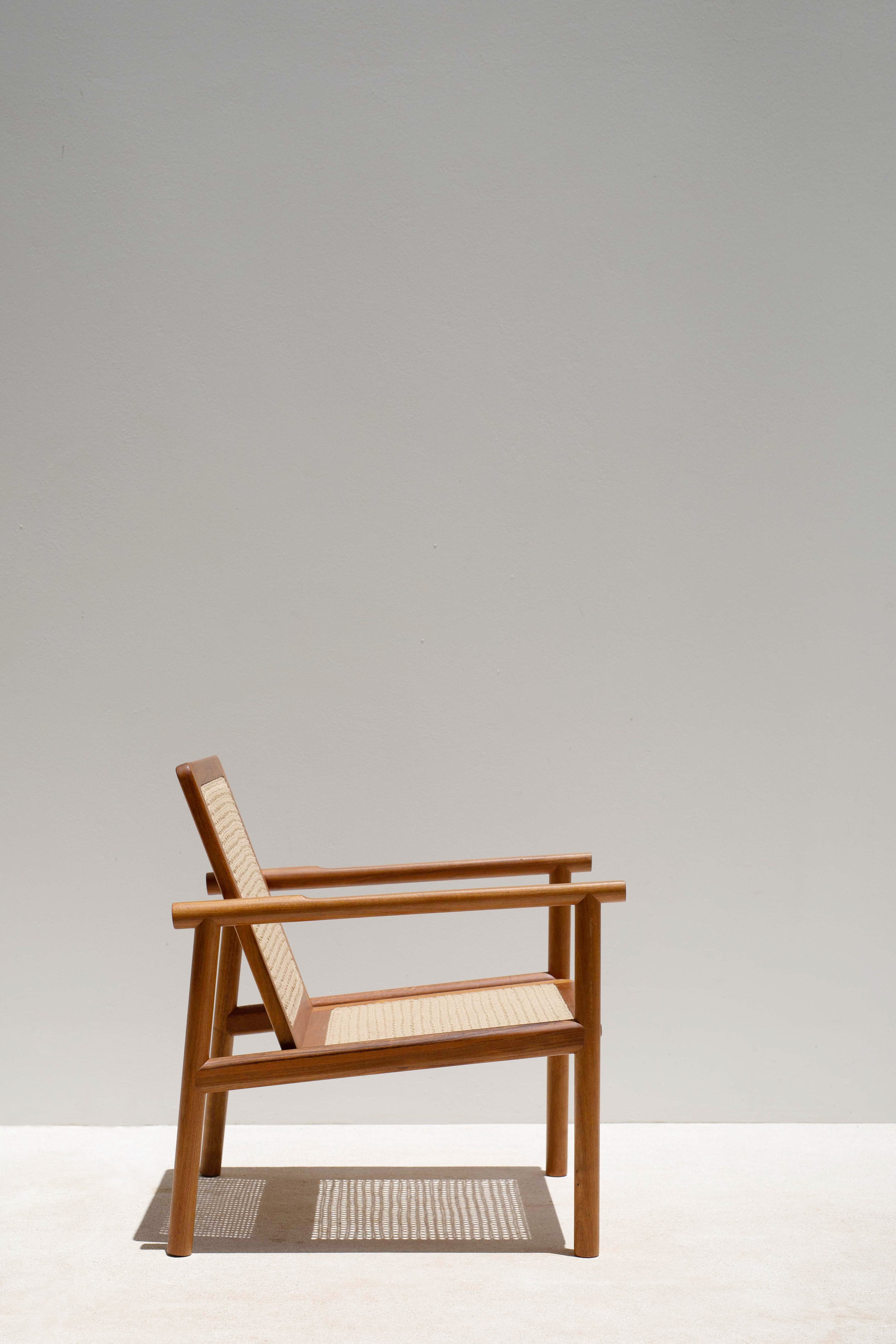 Der Sessel hat eine einfache und sehr leichte Struktur. Seine klaren Linien mit glatten und abgerundeten Kanten verschmelzen mit dem sorgfältigen handgewebten Muster. Bei diesem handgewebten Stoff, der von einer Kunsthandwerkerfamilie aus Bacalar,