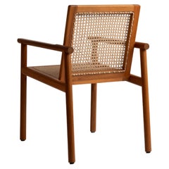 Silla Tropical Contemporánea con Asiento y Respaldo Tejidos a Mano en Nogal Caribeño