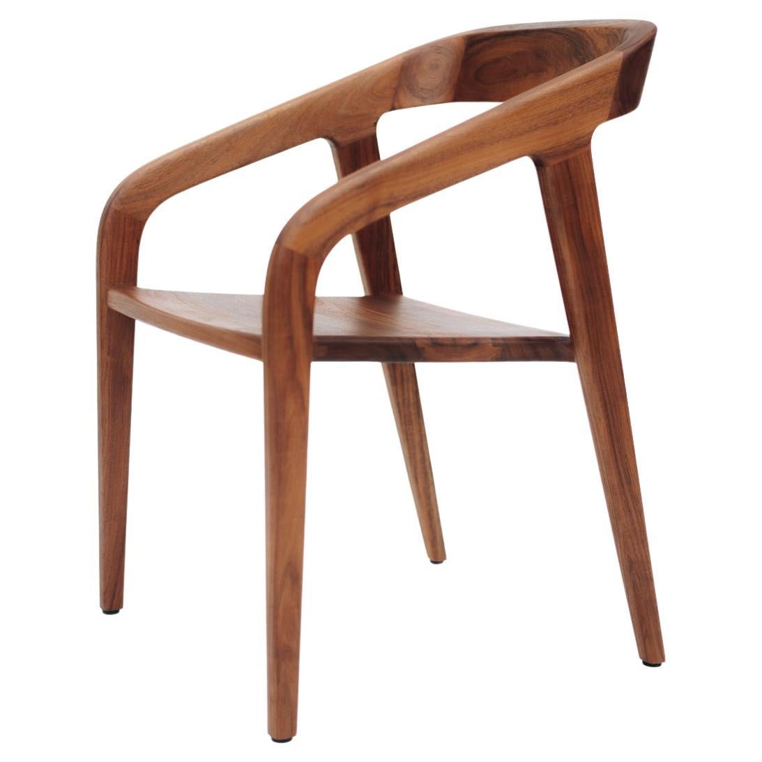 Chaise de salle à manger contemporaine fabriquée à la main en noyer des Caraïbes, en stock en vente