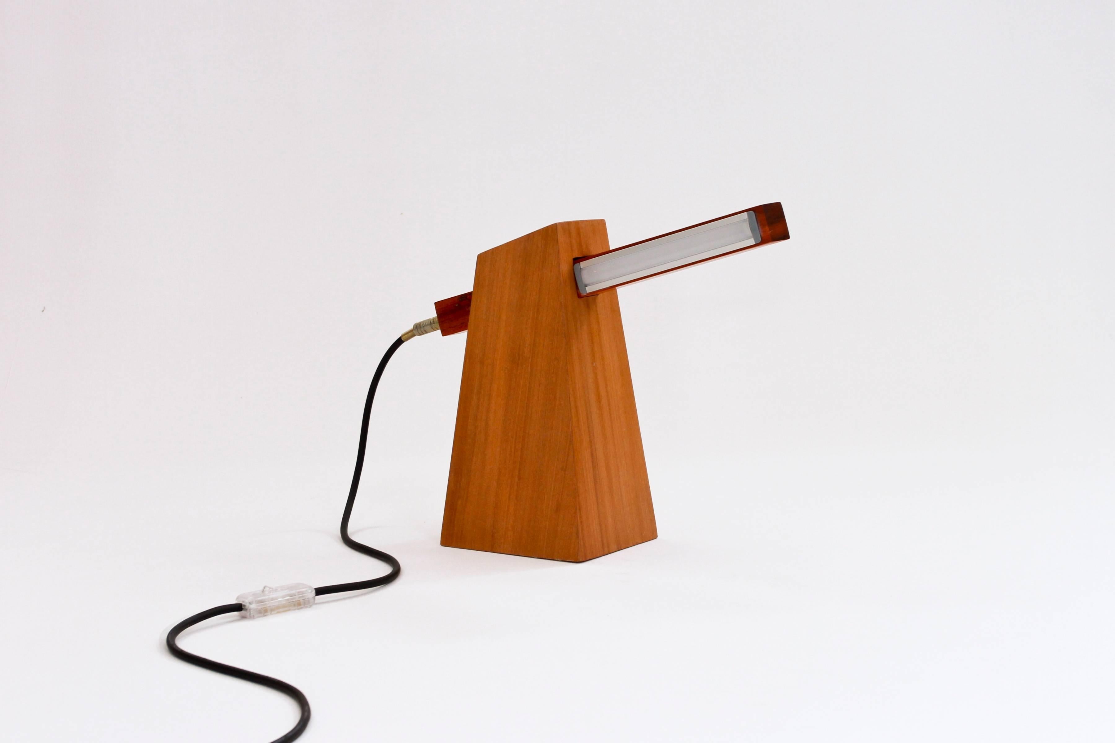 Table Lamp in Wood, Brazilian Contemporary Design by O Formigueiro In New Condition For Sale In Rio de Janeiro, RJ