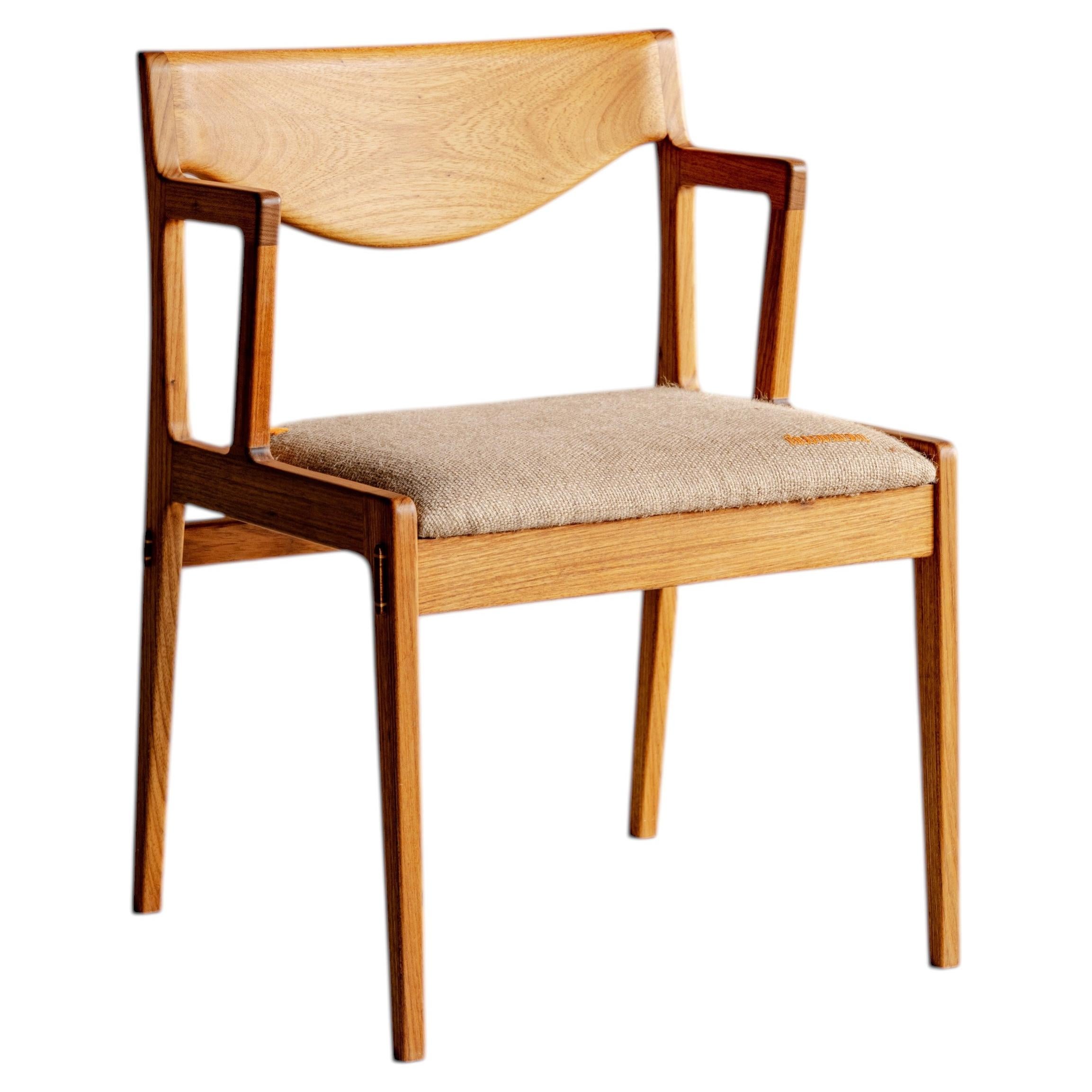 Silla de comedor tapizada en madera dura brasileña de Ricardo Graham
